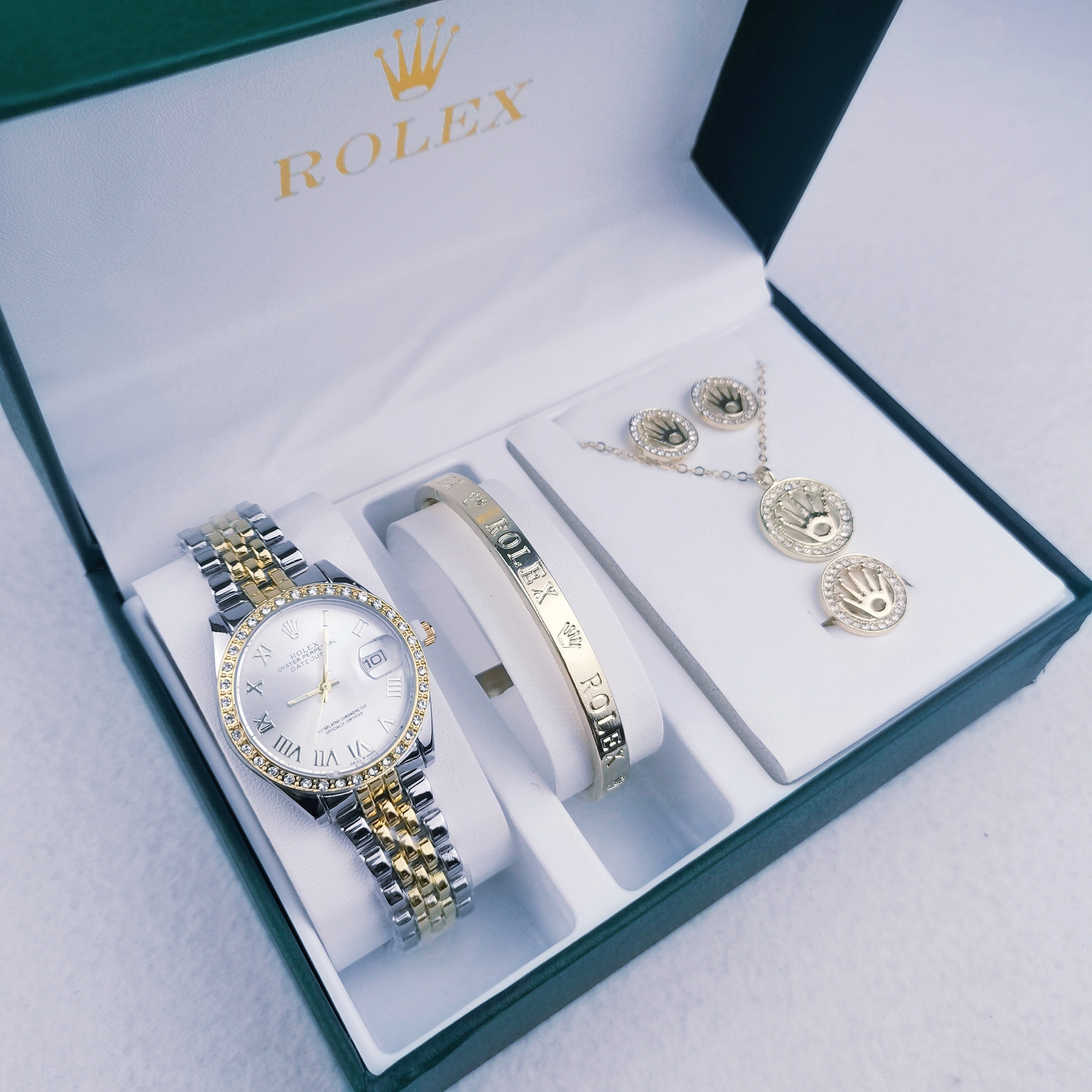Montre inspirée de la Rolex Datejust accompagné des bracelets et bijoux Rolex