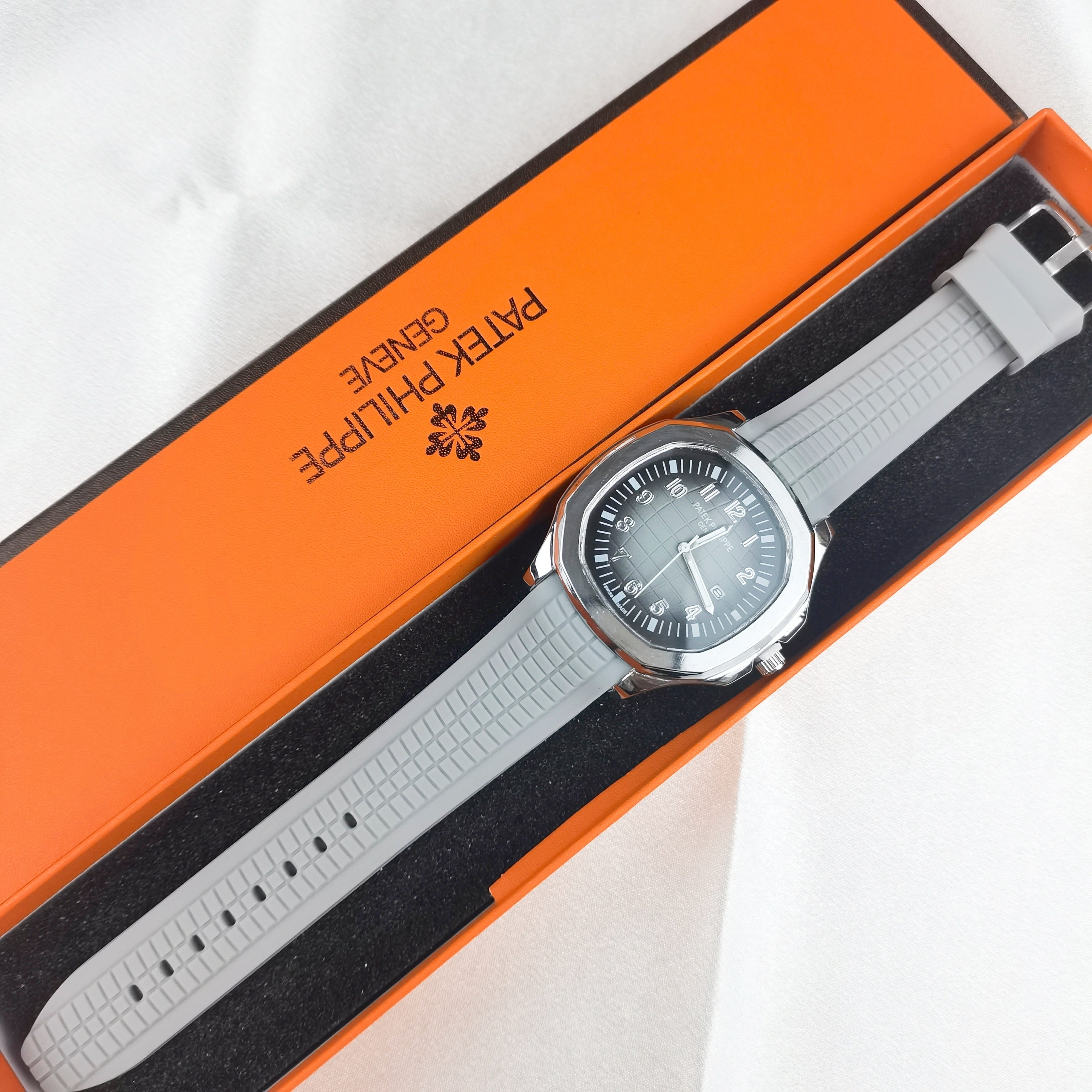 Montre inspirée de la Patek Philippe Nautilus