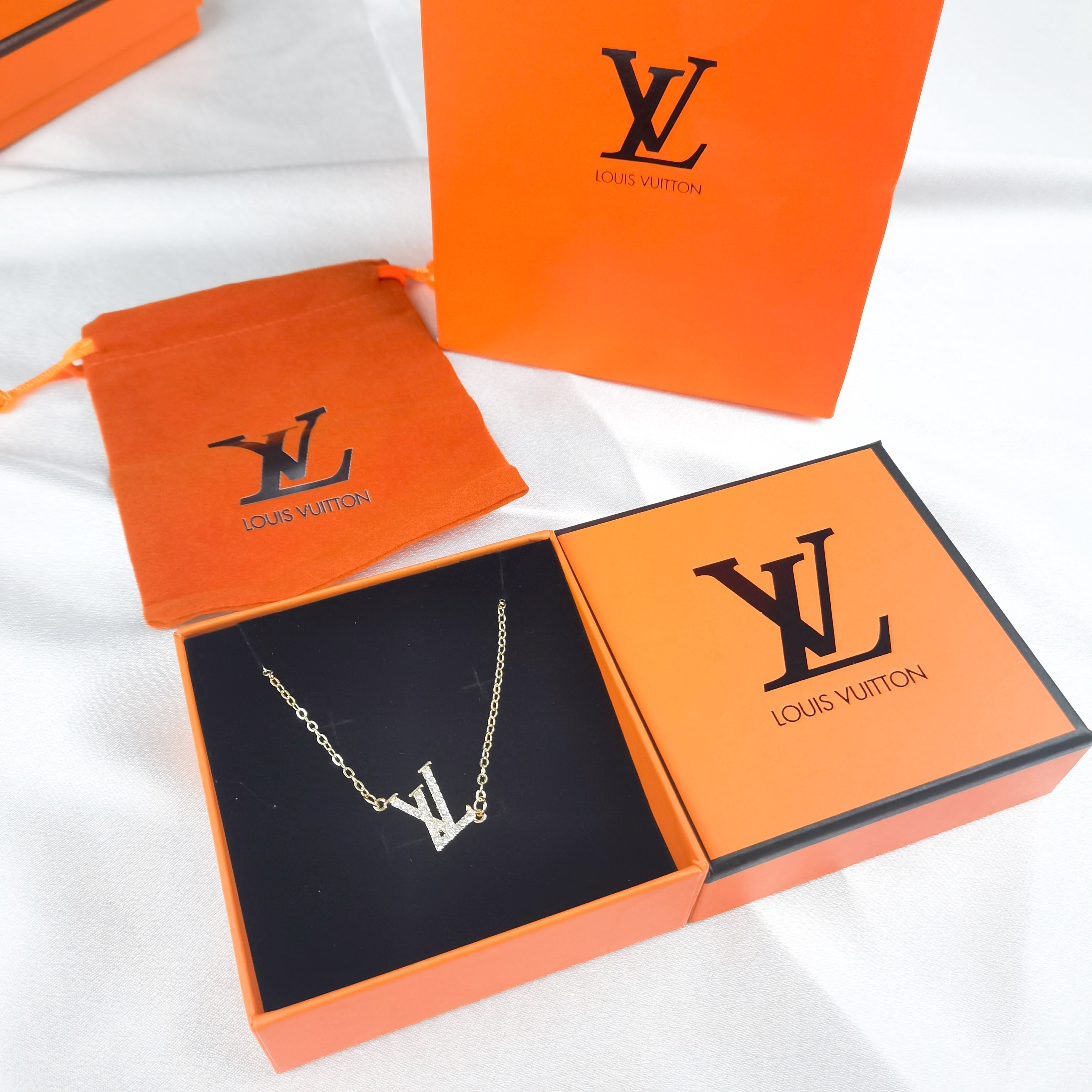 pendentifs inspirés de la collection Louis Vuitton