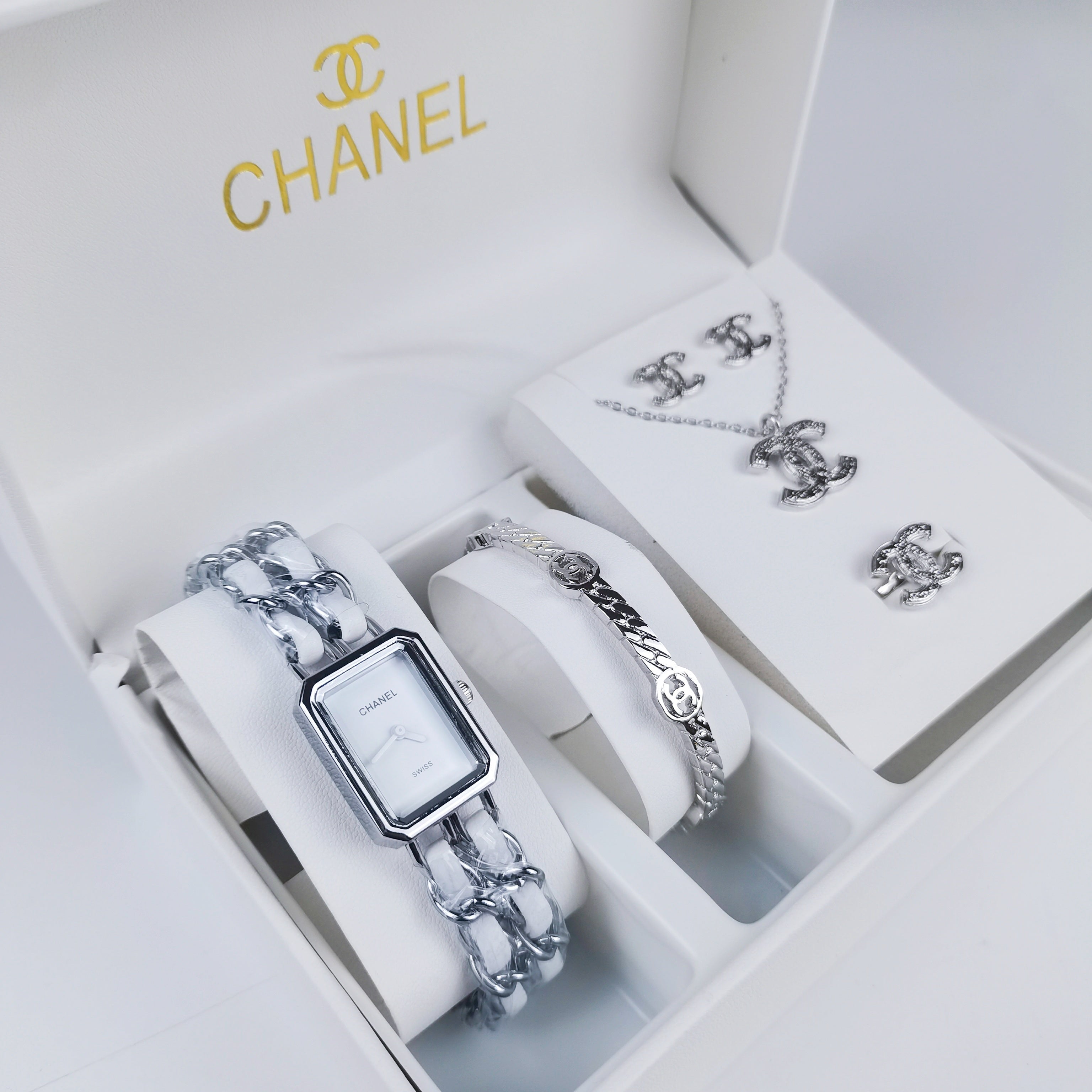 Montre inspirée de la coolection chanel, une montre iconique, bracelet et bijoux