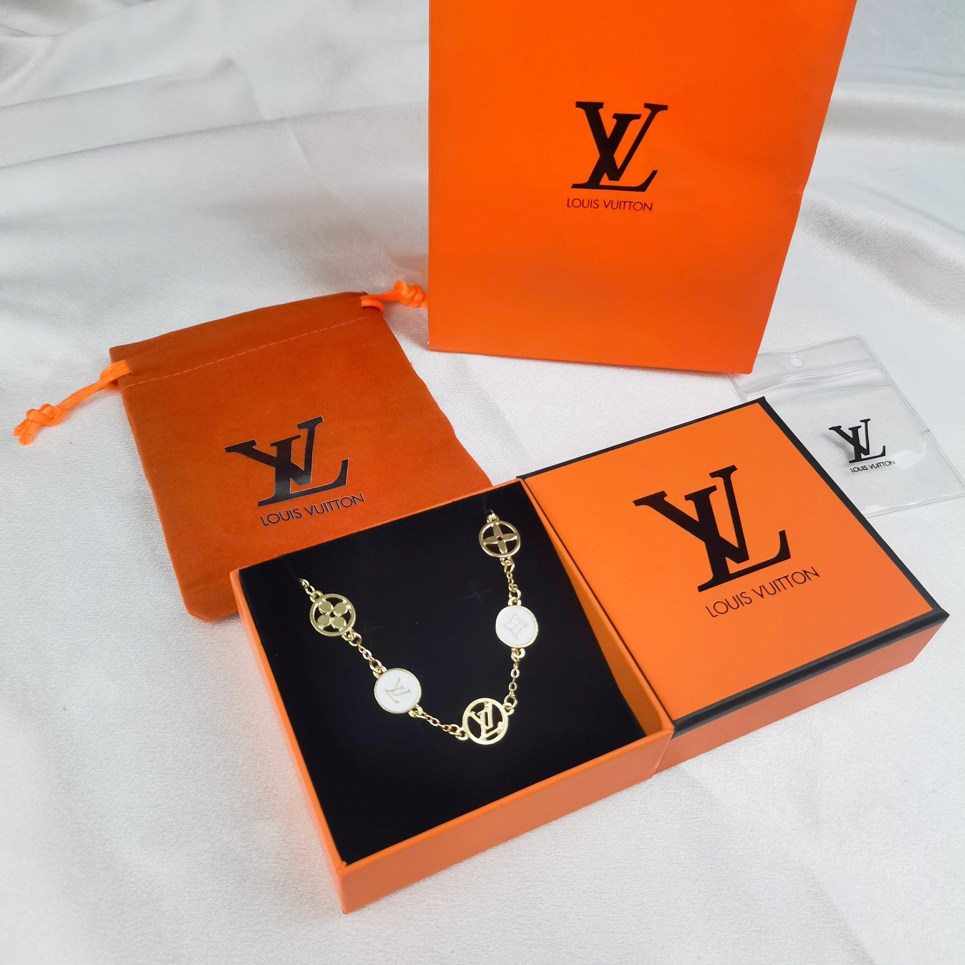 pendentifs inspirés de la collection Louis Vuitton