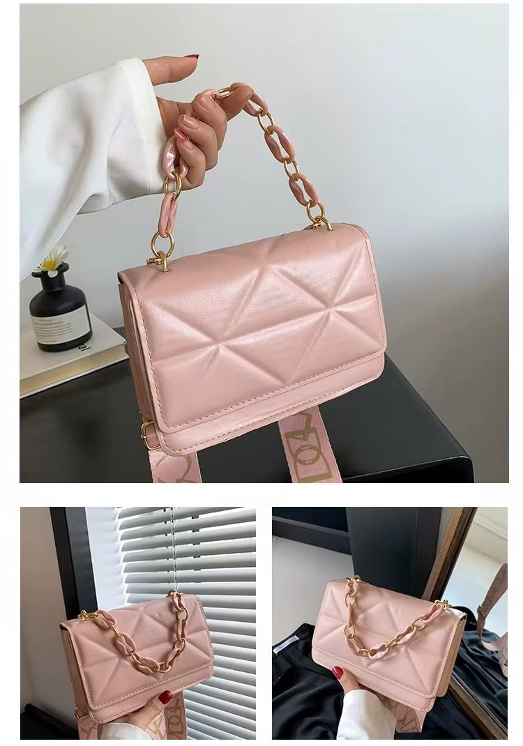 Sac à Main Bandoulière Matelassé – Motif Géométrique et Chaîne Décorative