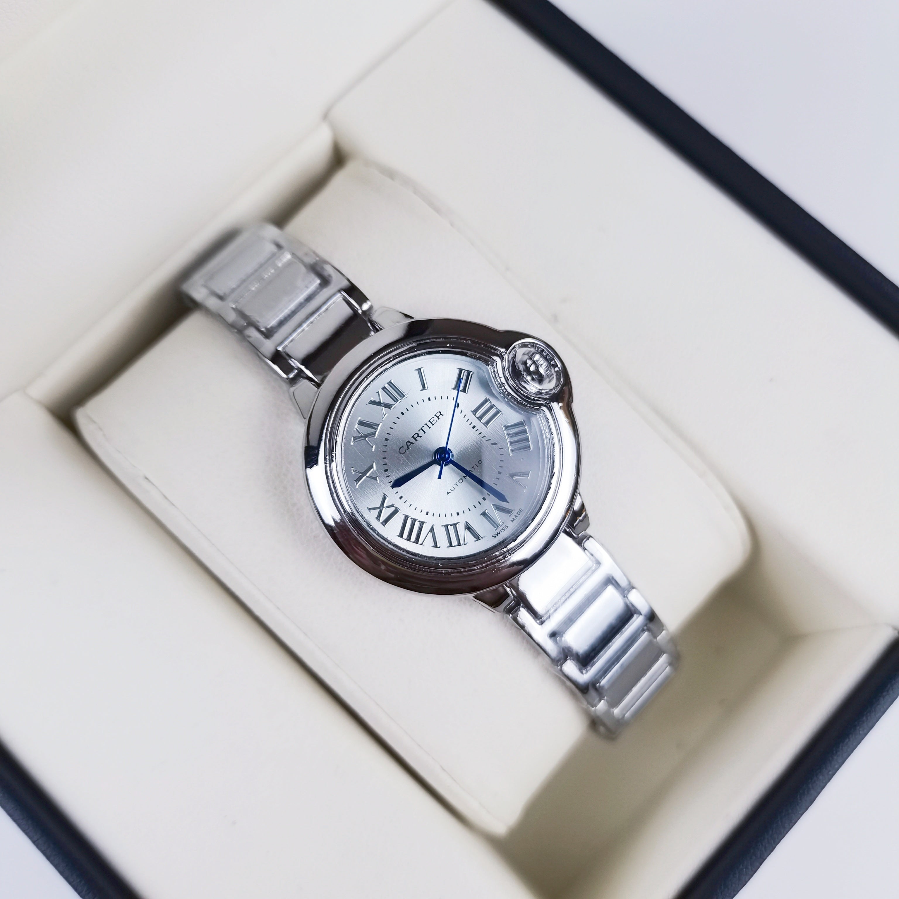 montre inspirée de la légendaire Cartier Ballon Bleu