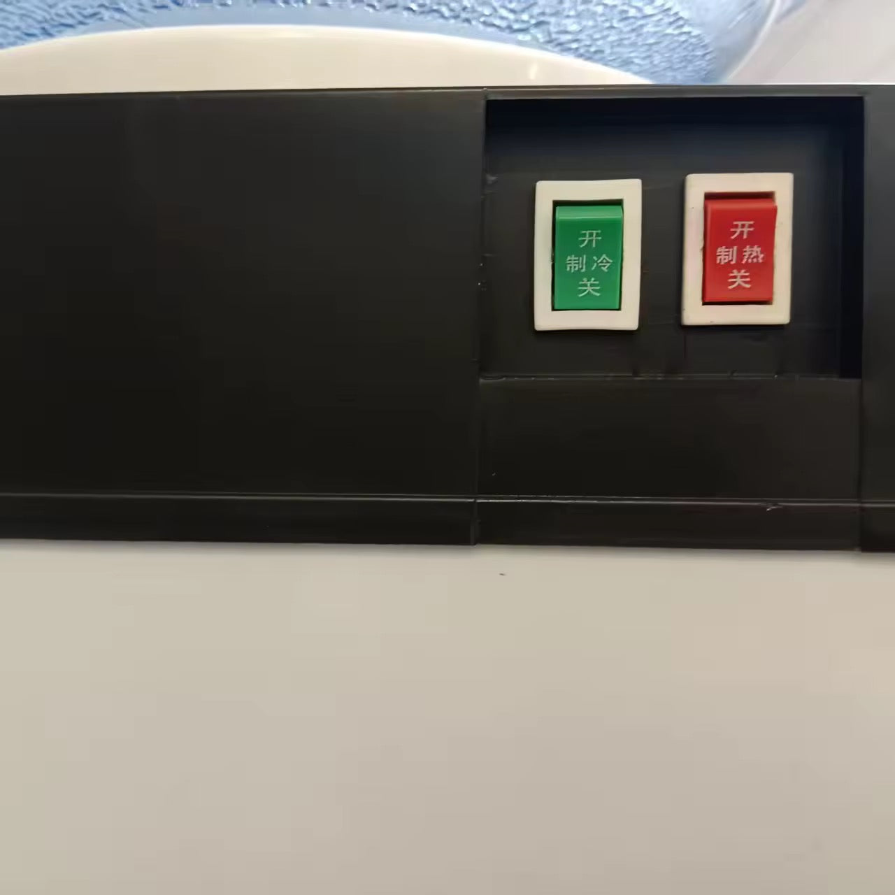 Fontaine à Eau Design – Distributeur d'Eau Chaude & Froide pour Bouteille