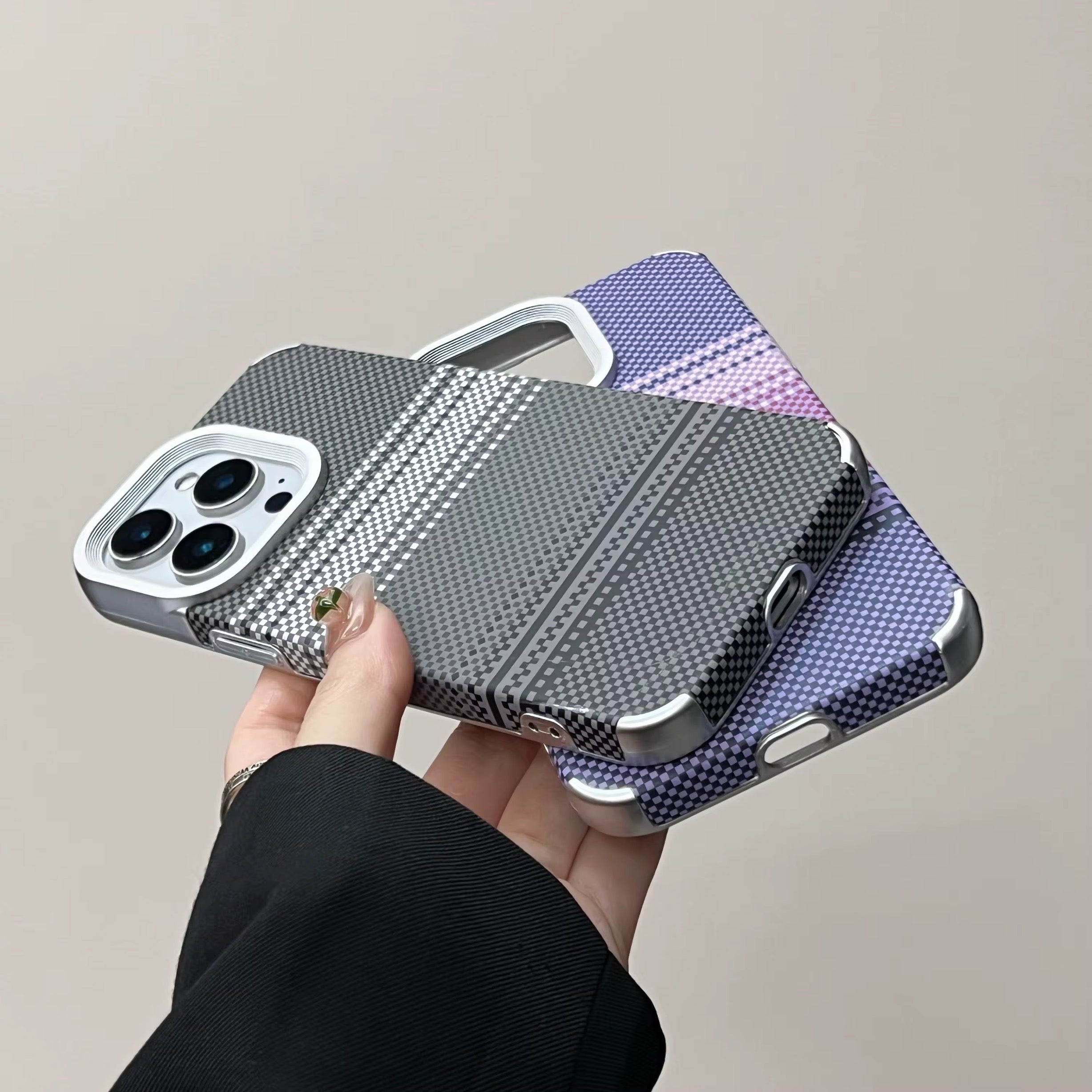 Protection Rigide en Fibre de Carbone iPhone – Coque de Luxe Motif Géométrique