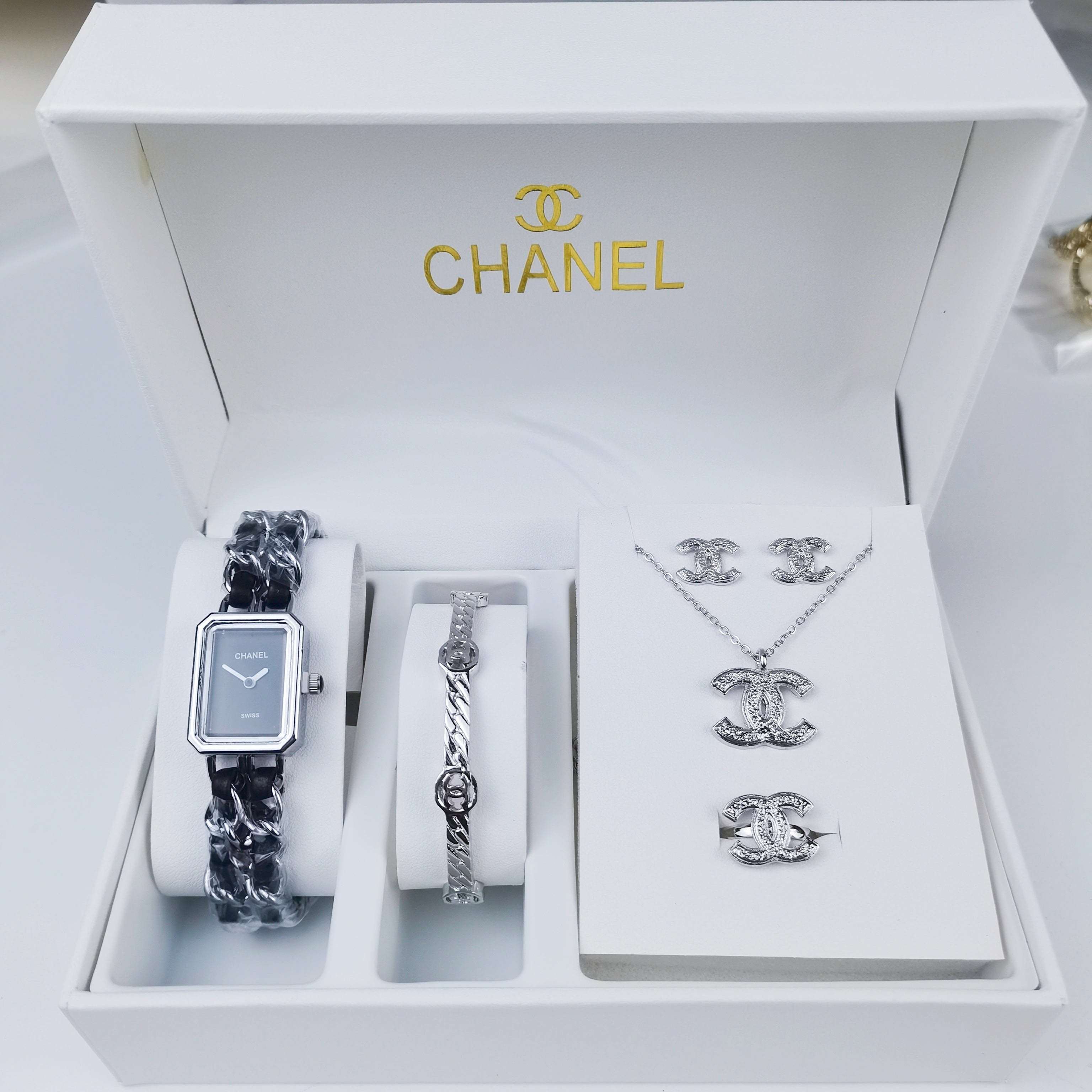 Montre inspirée de la coolection chanel, une montre iconique, bracelet et bijoux