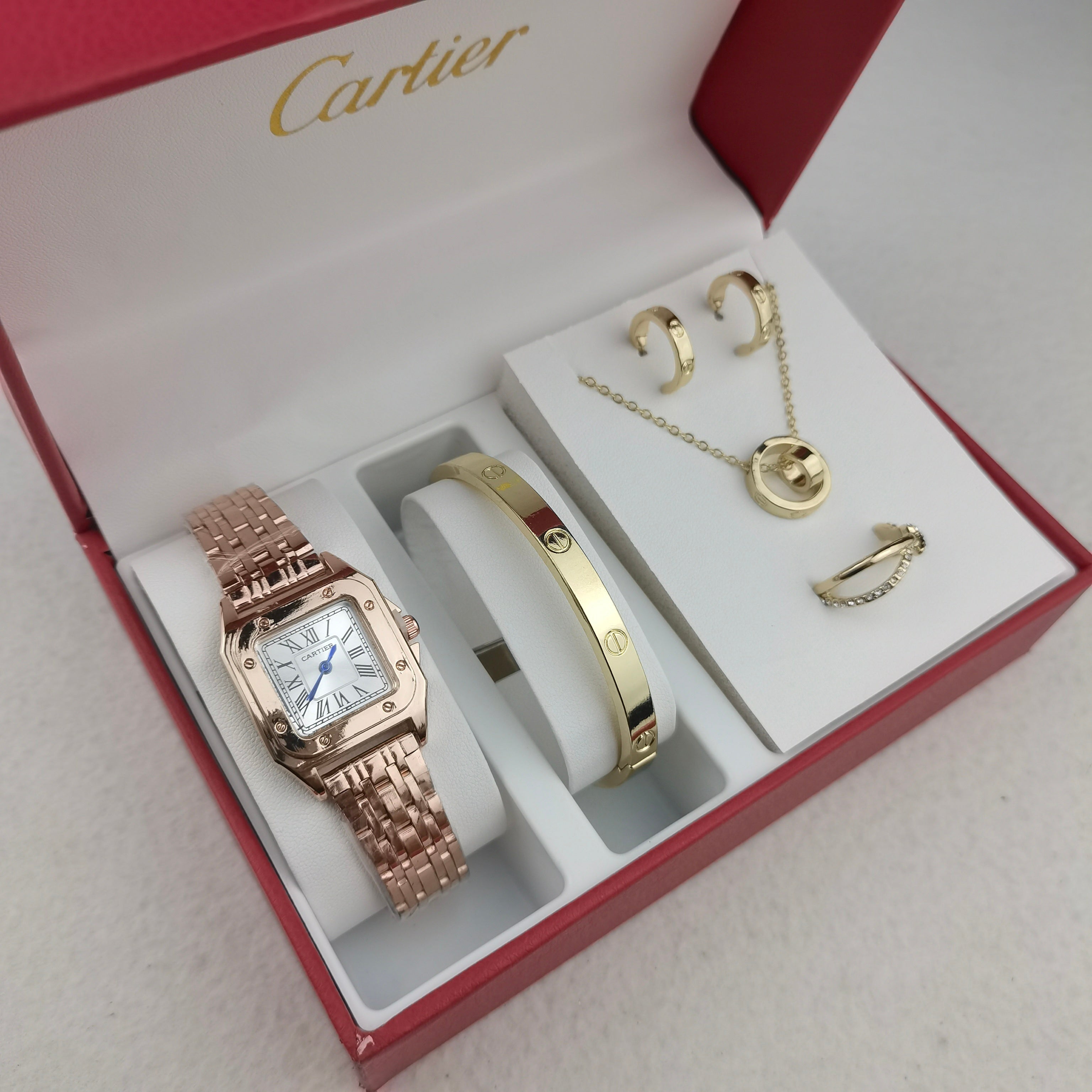 Montre inspirée de la Cartier Santos accompagné des bracelets et bijoux Cartier Santos