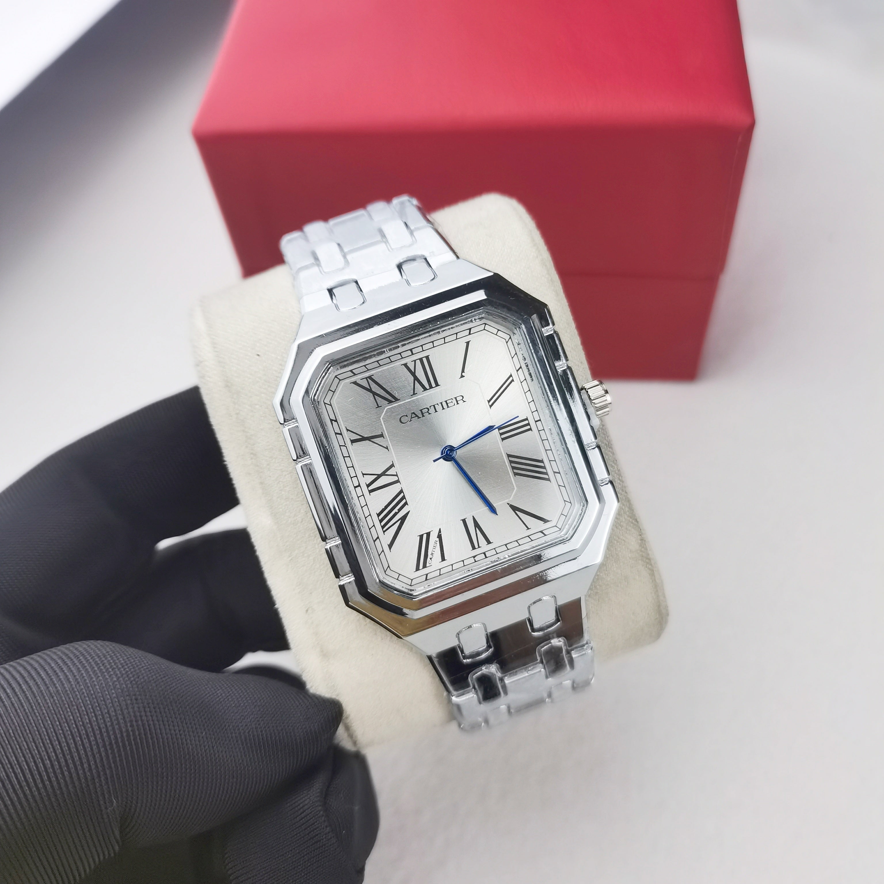 Montre inspirée de la légendaire Cartier Santos