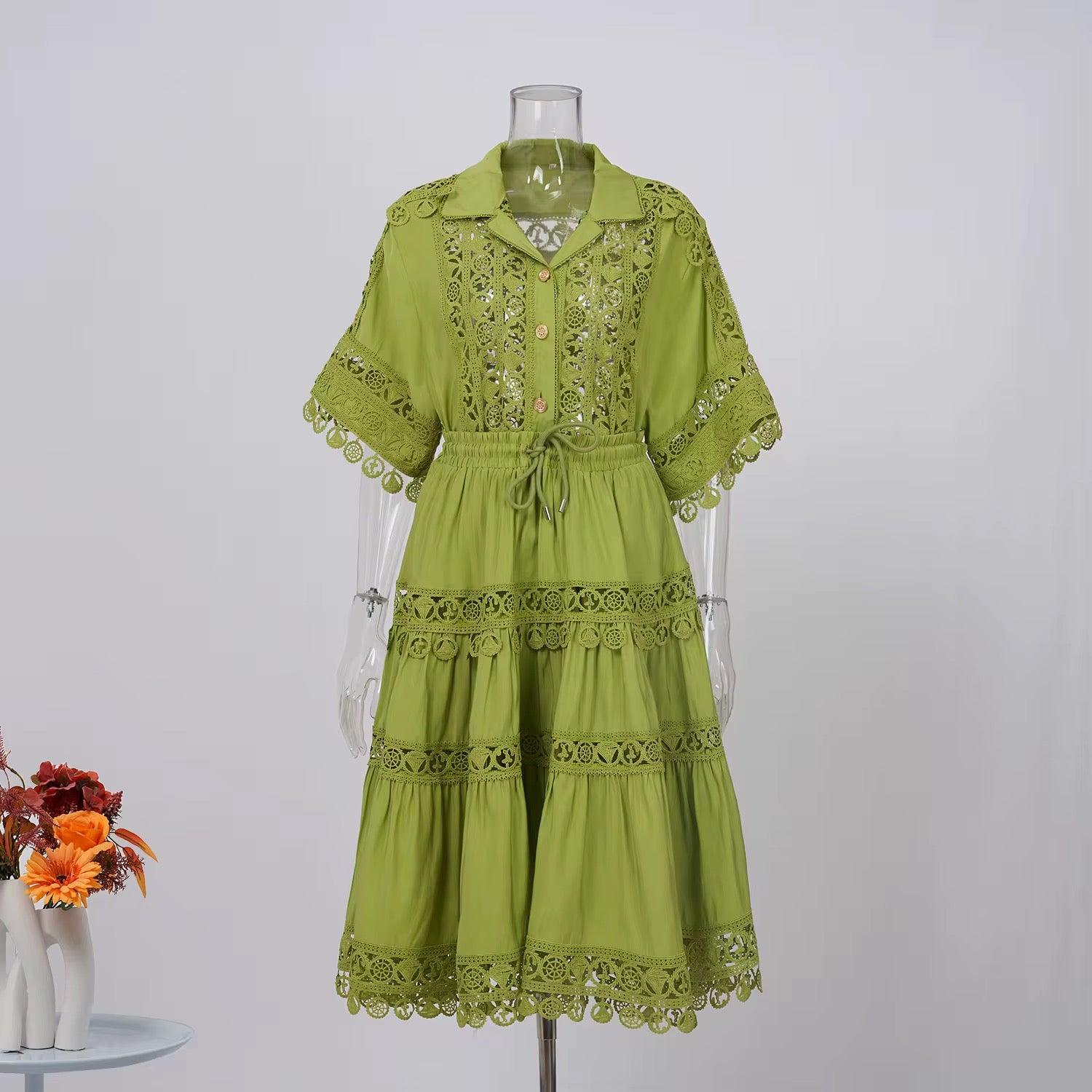 Robe "Isadora" – Robe Midi en Dentelle au Crochet et Finitions Festonnées