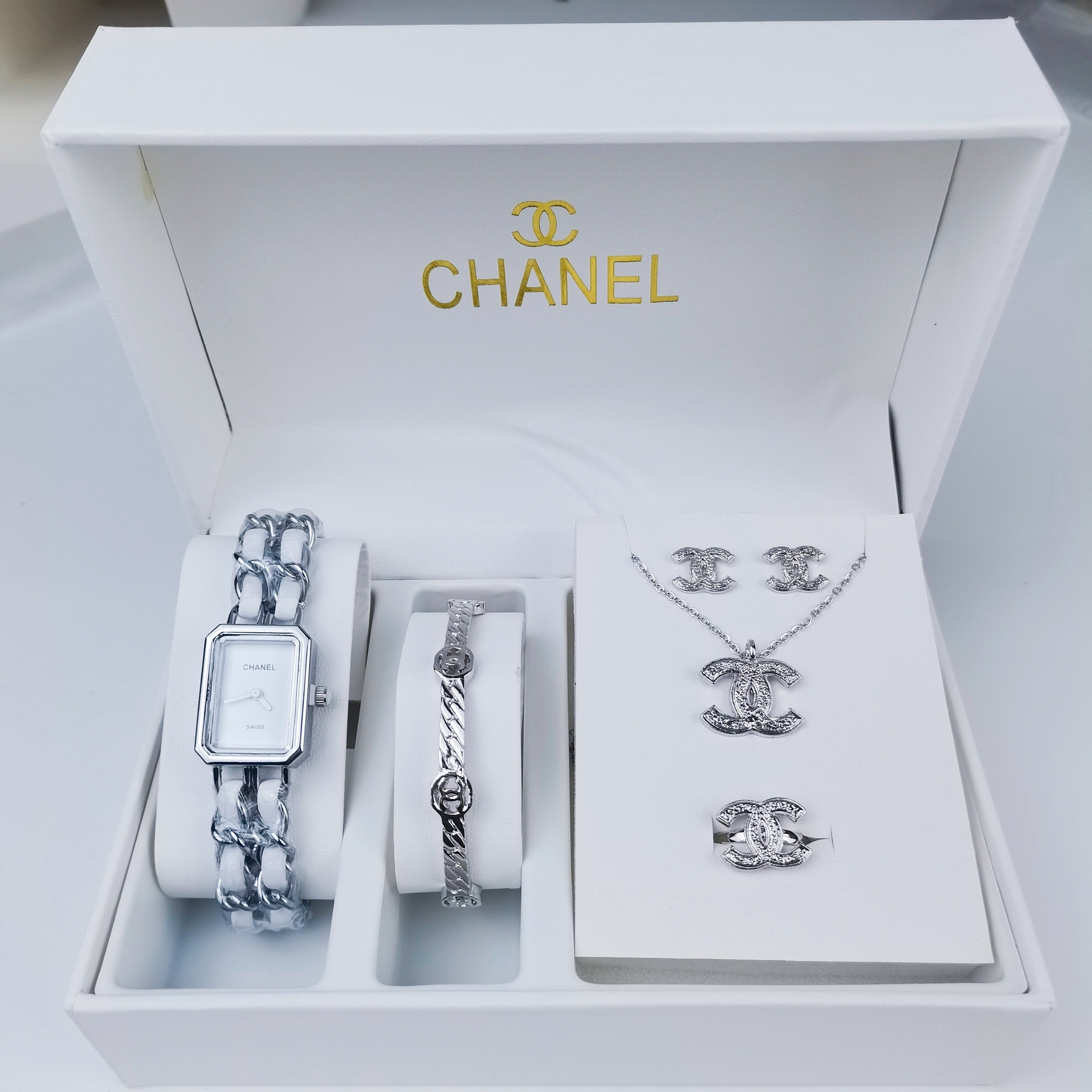 Montre inspirée de la coolection chanel, une montre iconique, bracelet et bijoux