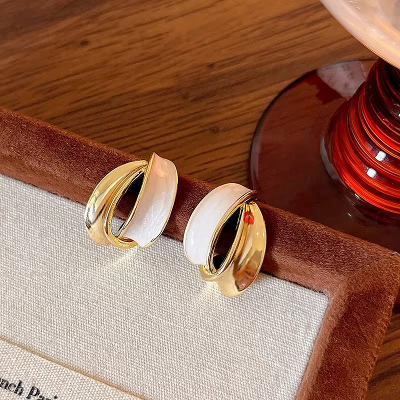 Boucles d'Oreilles Anneaux Croisés Or & Émail Blanc – Élégance Minimaliste