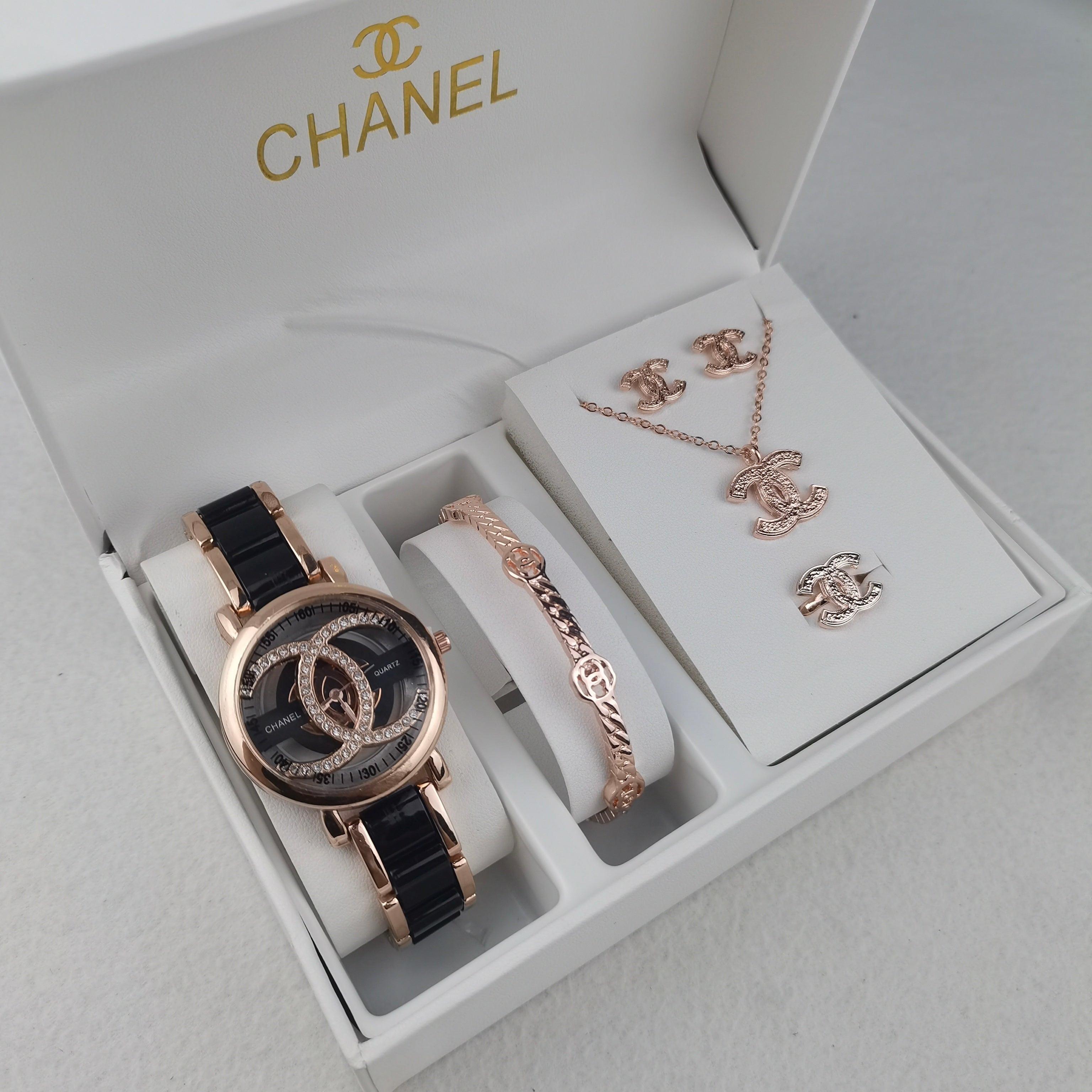 Montre inspirée de la chanel accompagné des bracelets et bijoux chanel