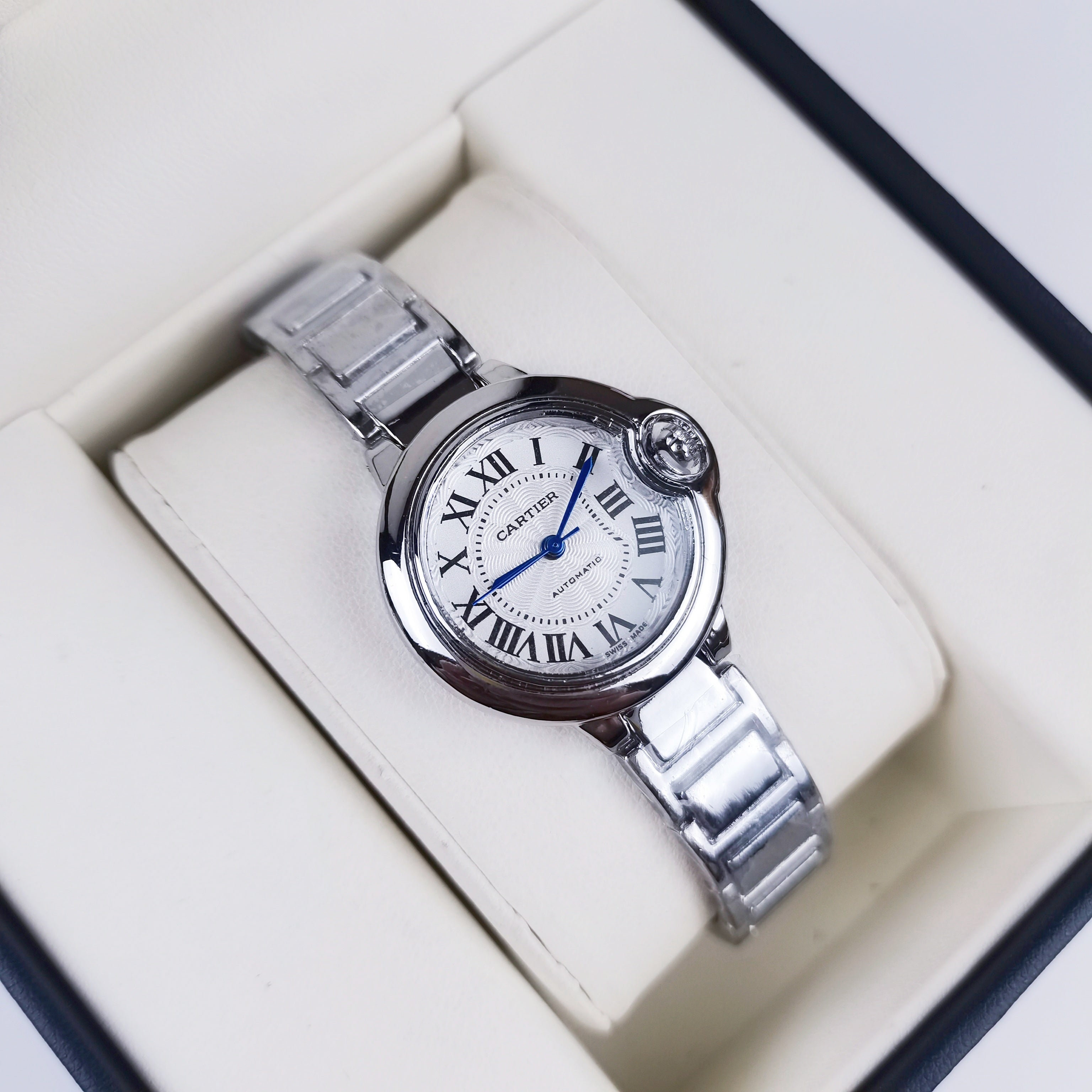 montre inspirée de la légendaire Cartier Ballon Bleu