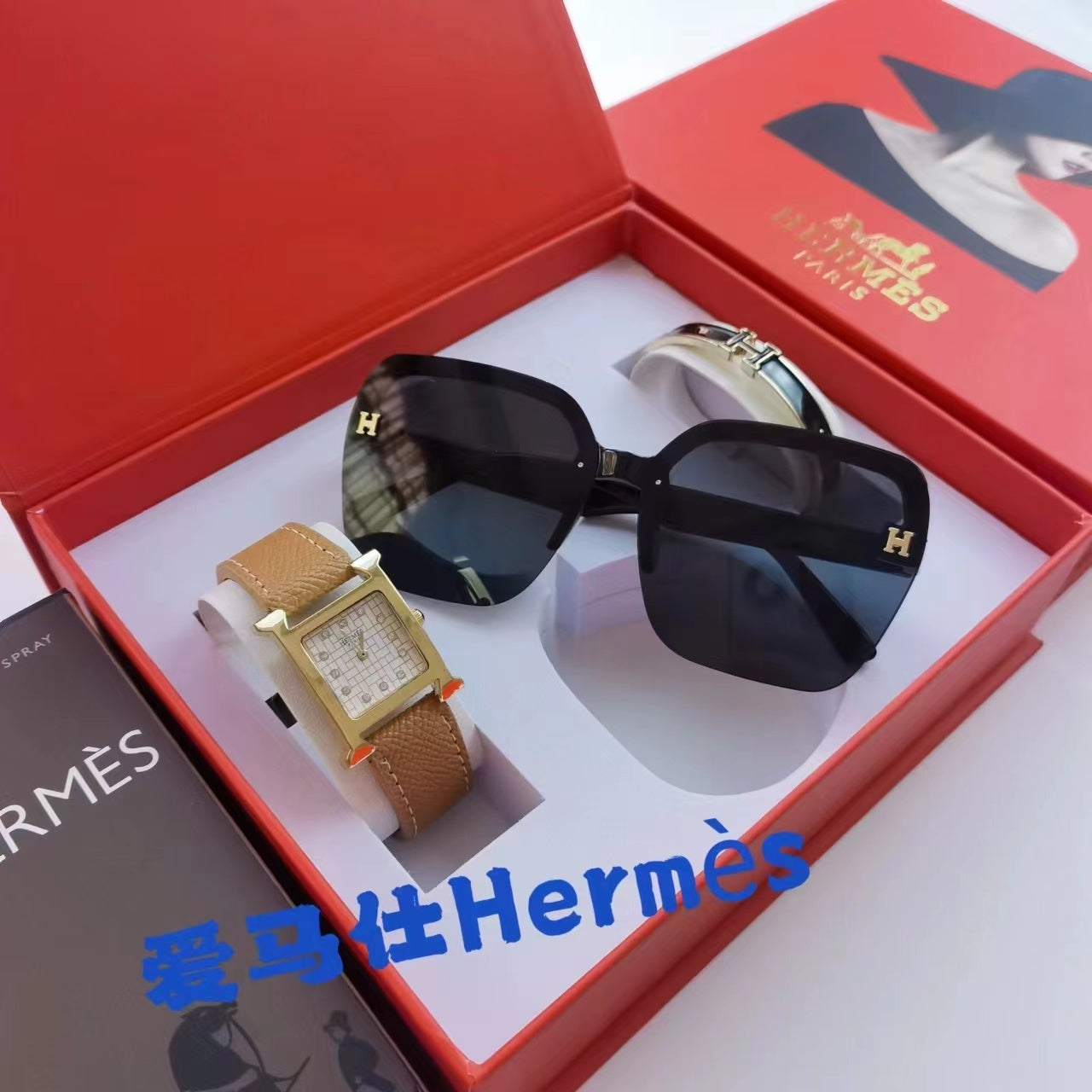 Montre inspirée de la coolection d'une montre herme iconique, d'une paire de lunette hermes accompagne d'un bracelet hermes