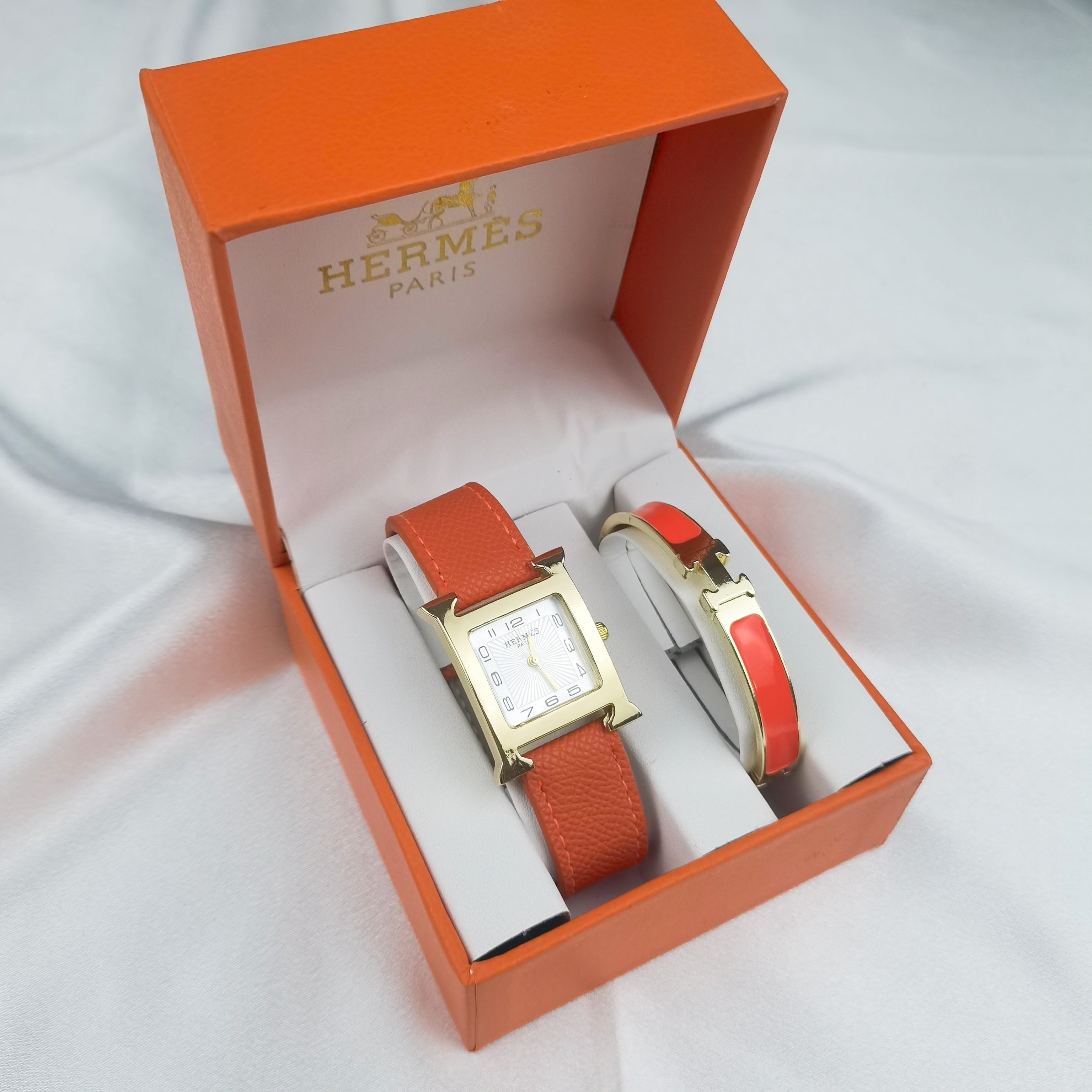 Montre inspirée de la coolection d'une montre herme iconique et d'un bracelet hermes
