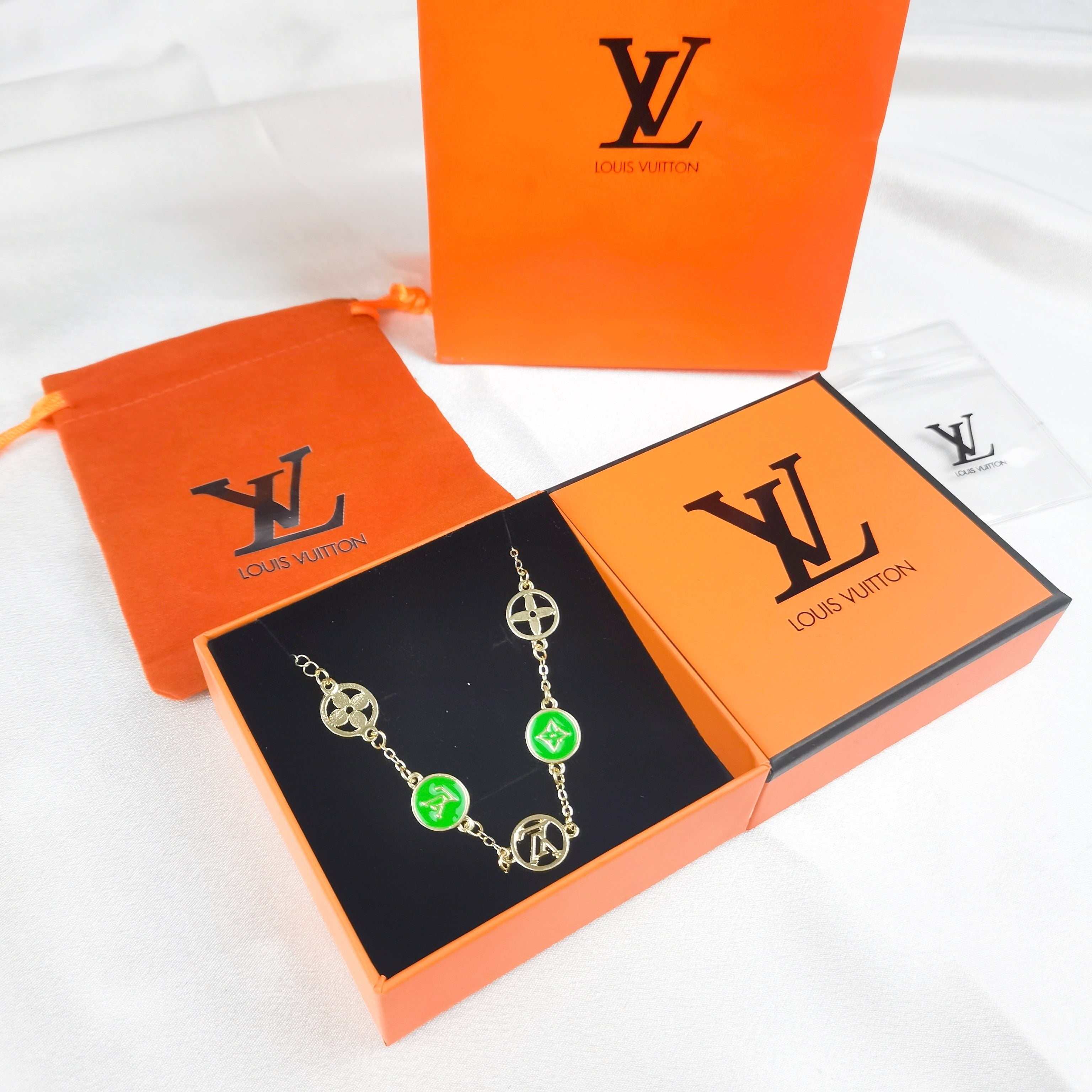 pendentifs inspirés de la collection Louis Vuitton