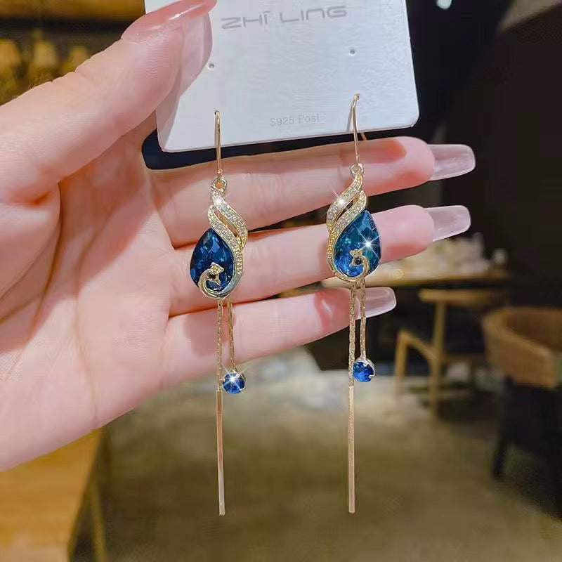 Boucles d'Oreilles "Goutte Royale" – Cristal Bleu Facetté et Cascades Dorées