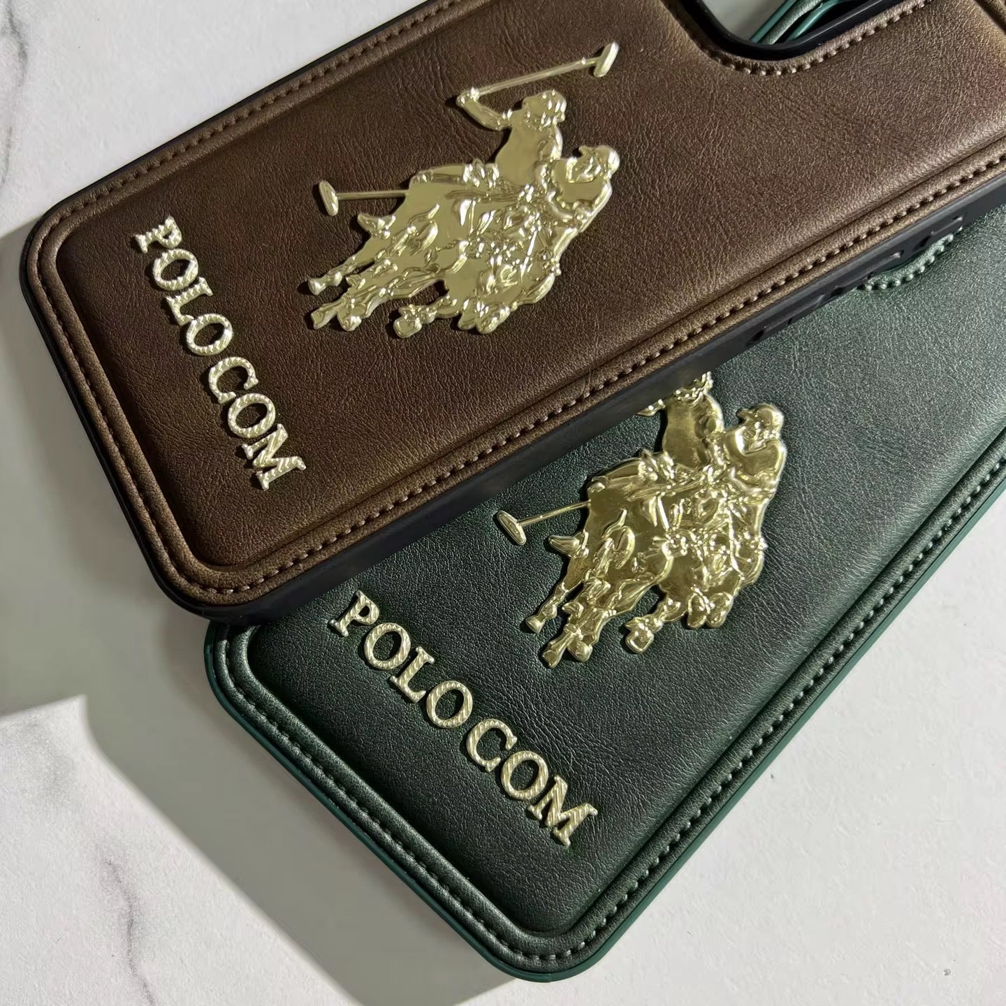 Coque iPhone Luxe "Polo Com" en Cuir Premium – Étui de Protection Chic et Antichoc pour iPhone 11 à 16 Pro Max