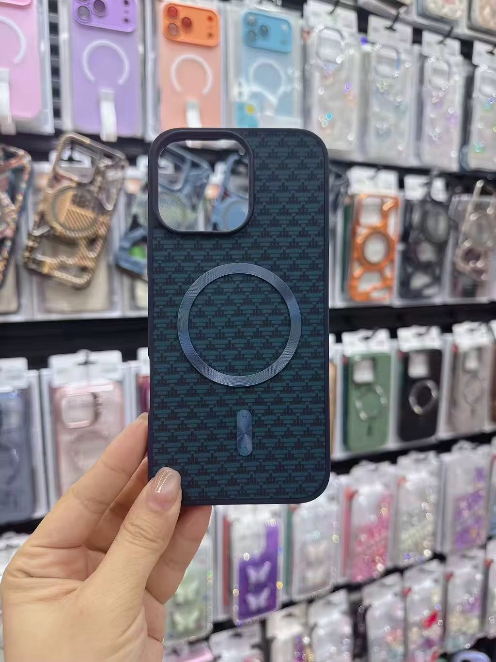 Coque Magnétique iPhone Motif Triangulaire – Étui Antichoc de Conception Professionnelle pour iPhone 11 à 17 Pro Max