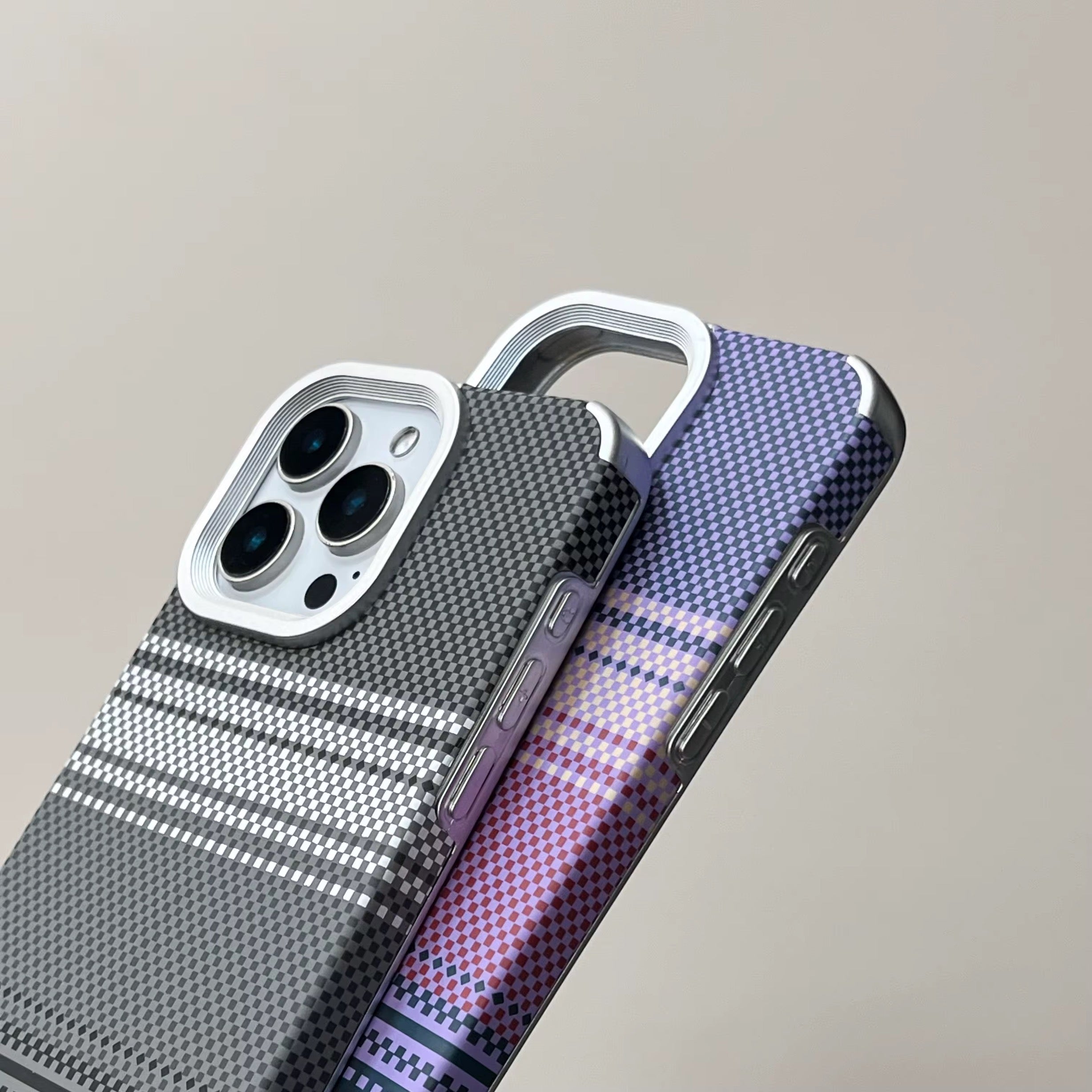 Protection Rigide en Fibre de Carbone iPhone – Coque de Luxe Motif Géométrique