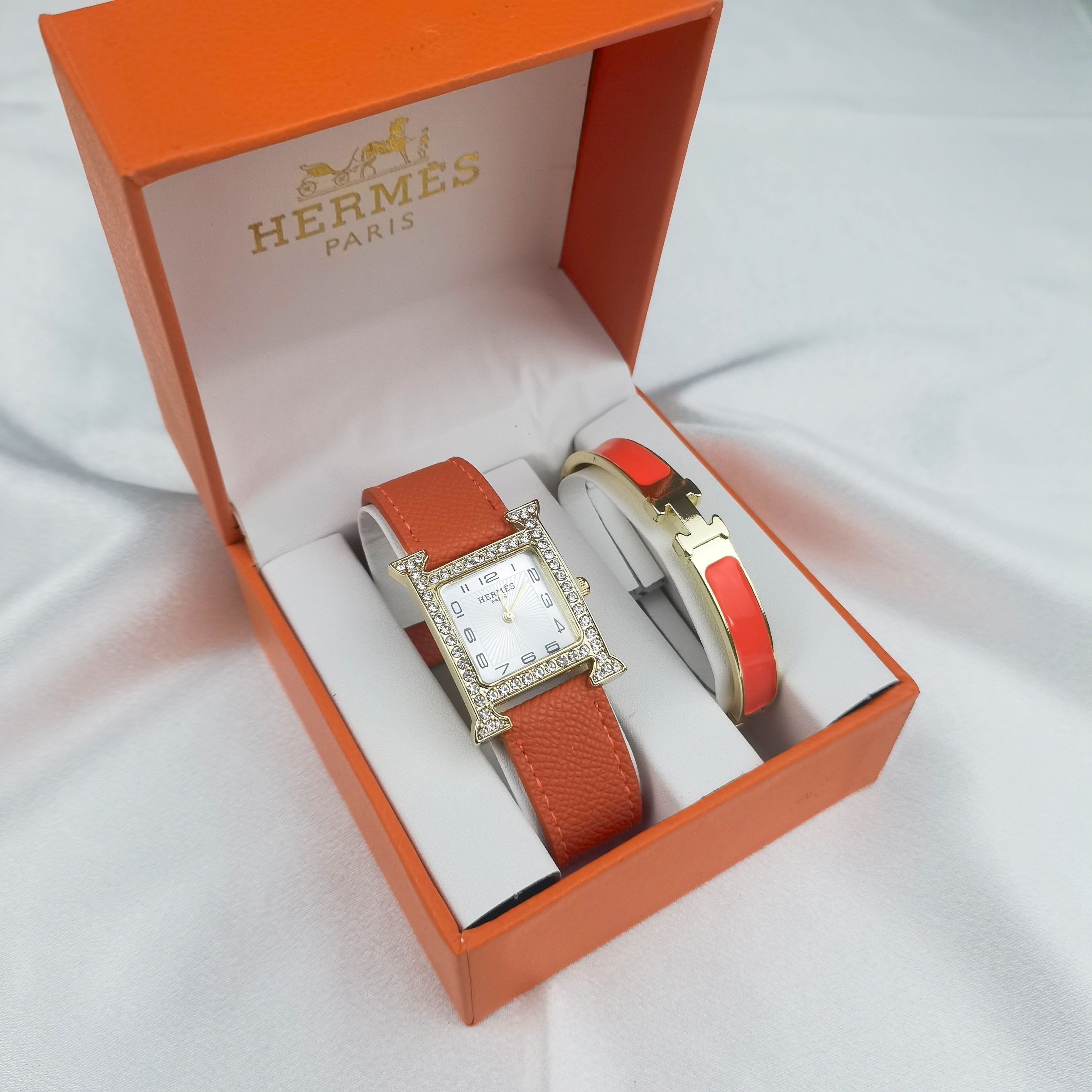 Montre inspirée de la coolection d'une montre herme iconique et d'un bracelet hermes