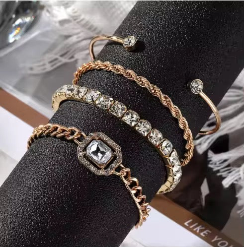 Coffret "Éclat Royal" – Ensemble de 4 Bracelets Dorés et Cristaux Étincelants