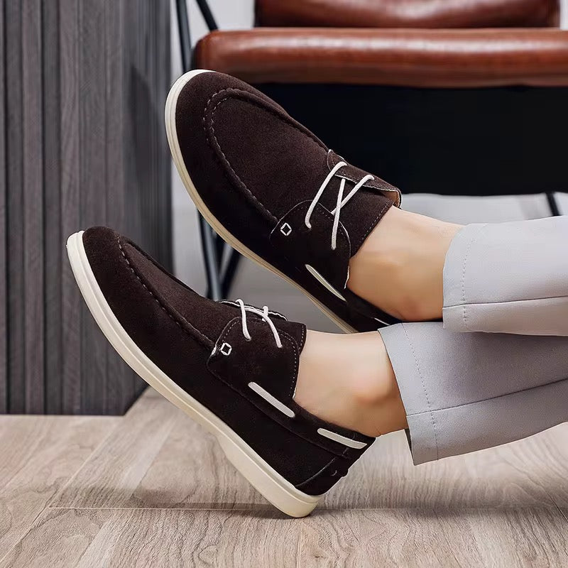 Chaussures décontractées de type "Boat Shoes" (chaussures bateau) ou mocassins à lacets.