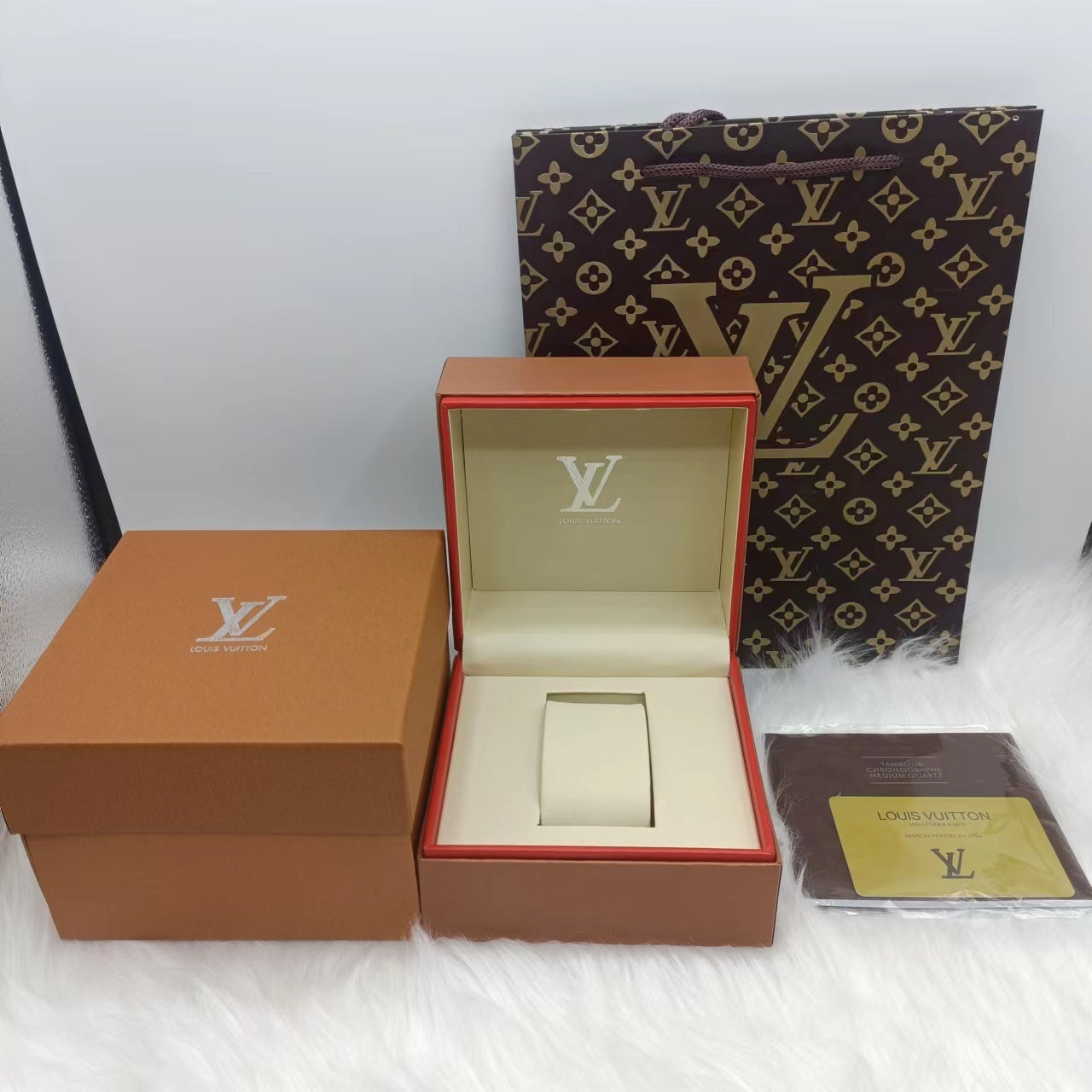 Boitier des montres cartier, Dior, Gucci, Chanel, LV