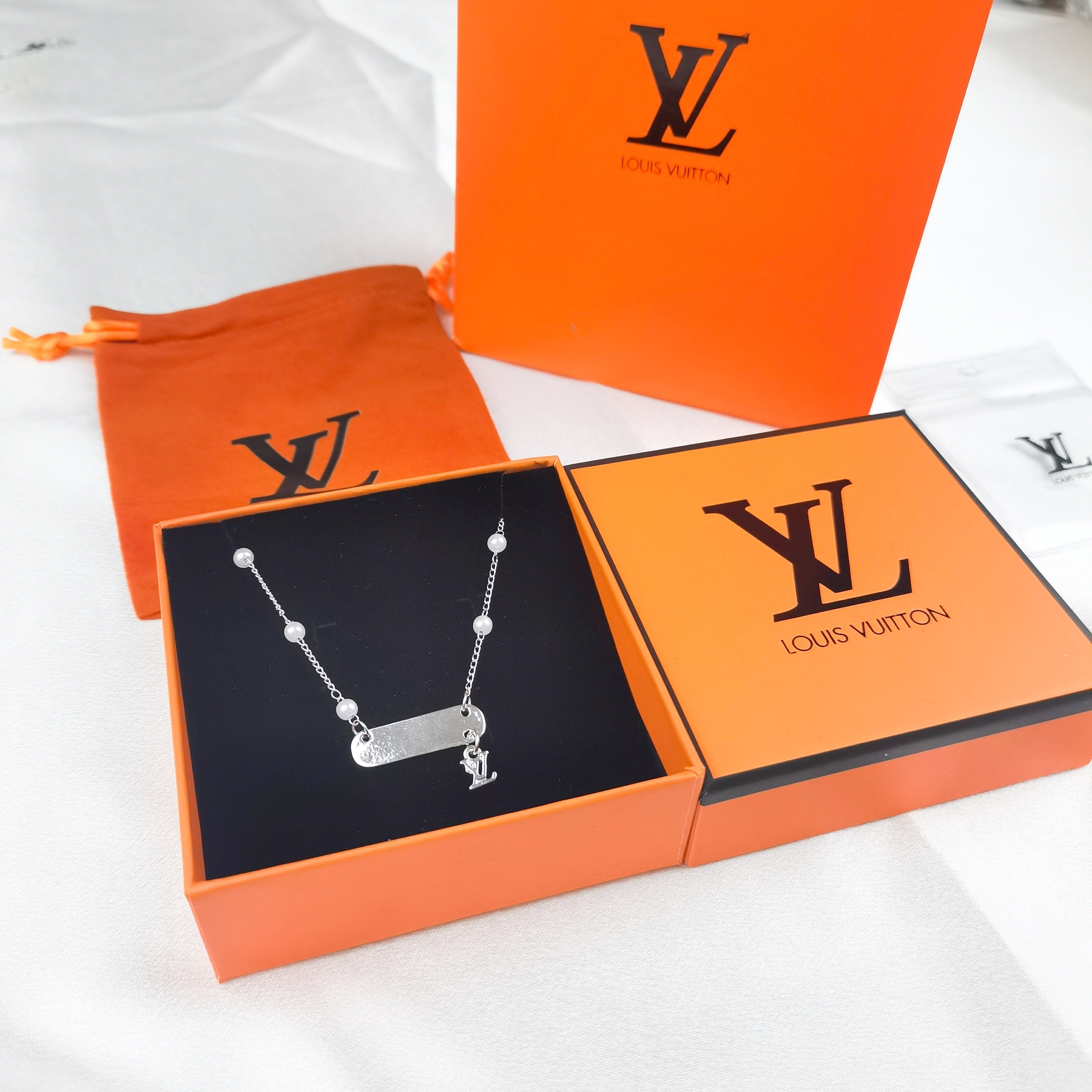 pendentifs inspirés de la collection Louis Vuitton