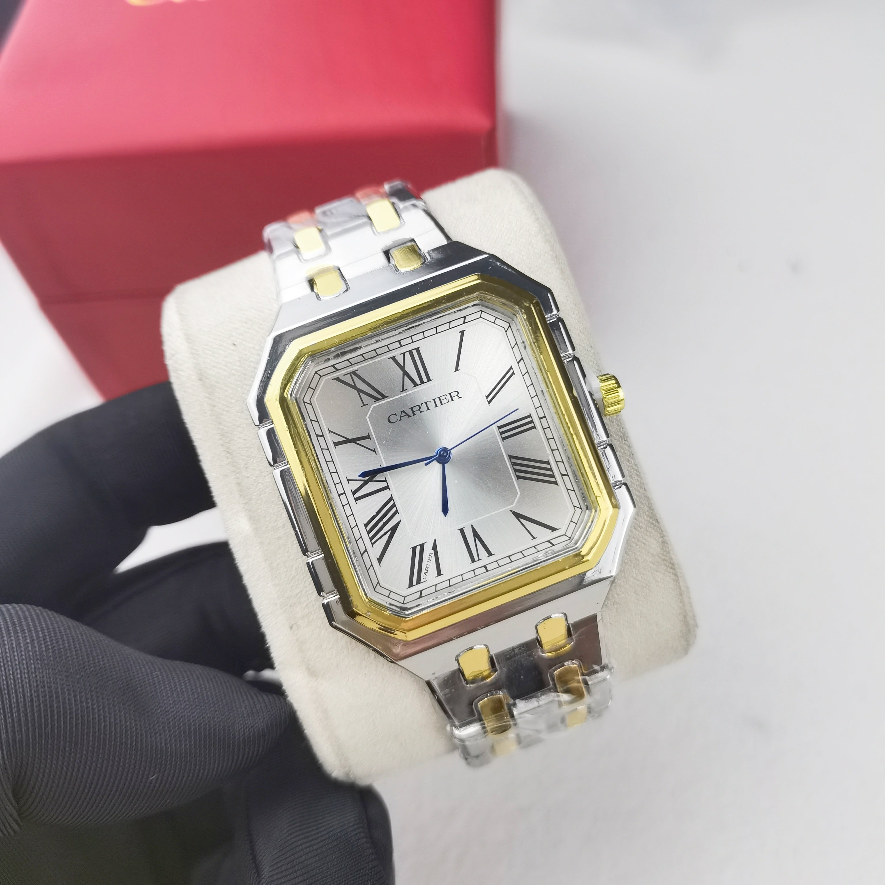 Montre inspirée de la légendaire Cartier Santos