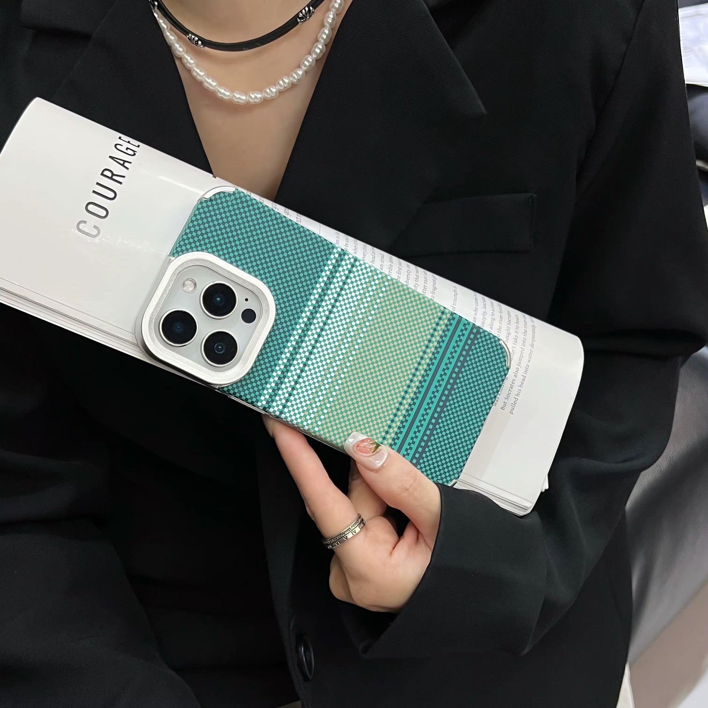 Protection Rigide en Fibre de Carbone iPhone – Coque de Luxe Motif Géométrique