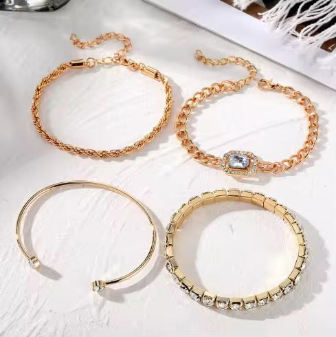Coffret "Éclat Royal" – Ensemble de 4 Bracelets Dorés et Cristaux Étincelants