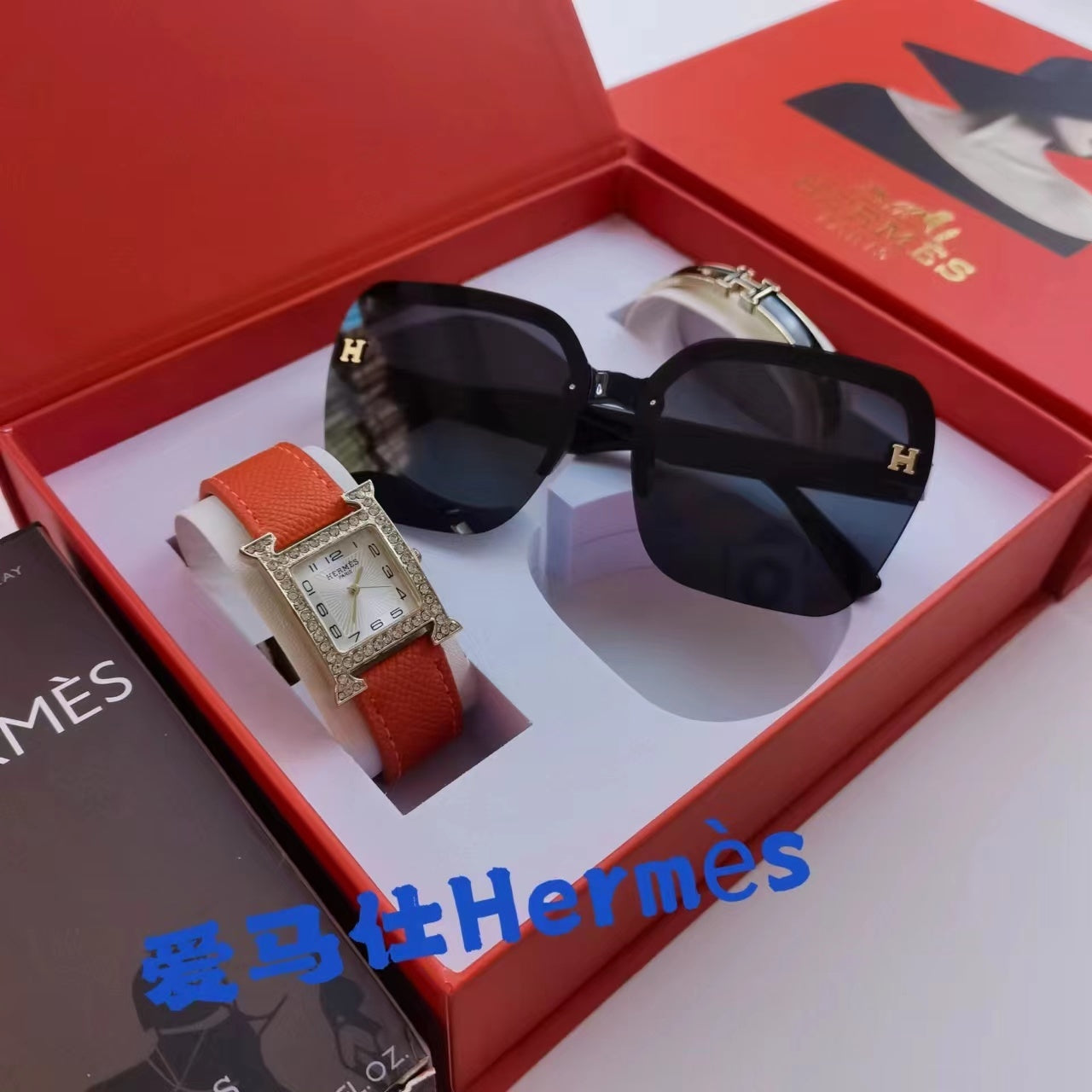 Montre inspirée de la coolection d'une montre herme iconique, d'une paire de lunette hermes accompagne d'un bracelet hermes