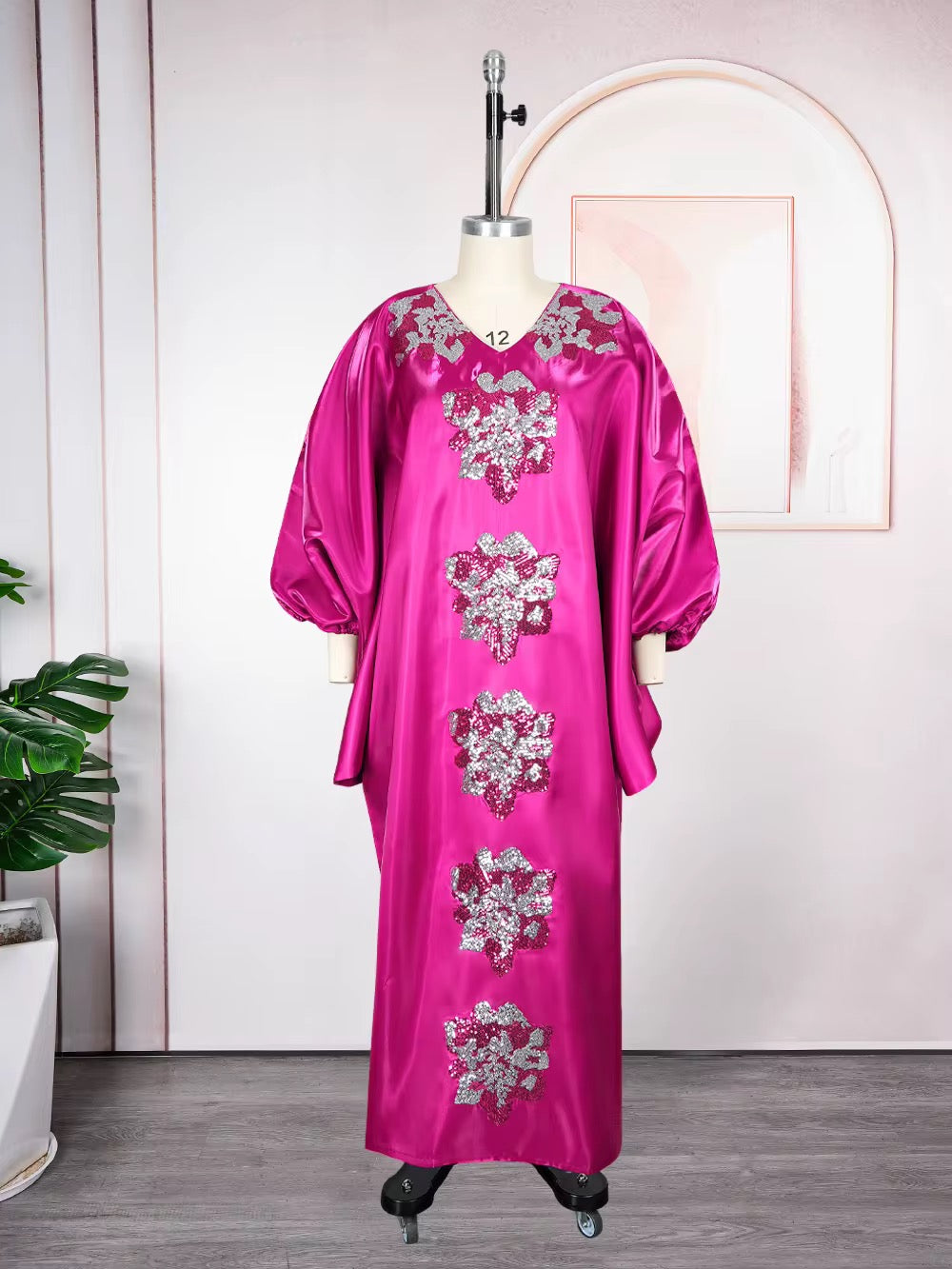 Robe de Soirée Longue en Satin – Broderies de Paillettes et Détails Perlés