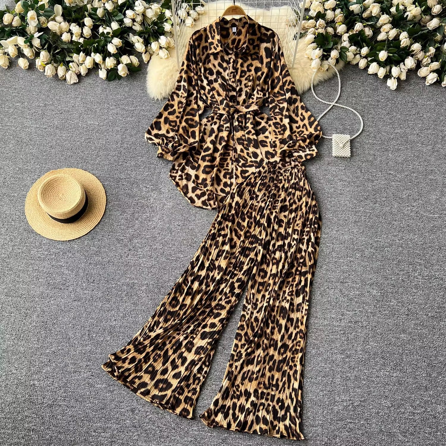 Ensemble "Élégance Graphique" – Chemise Longue et Pantalon Large Plissé