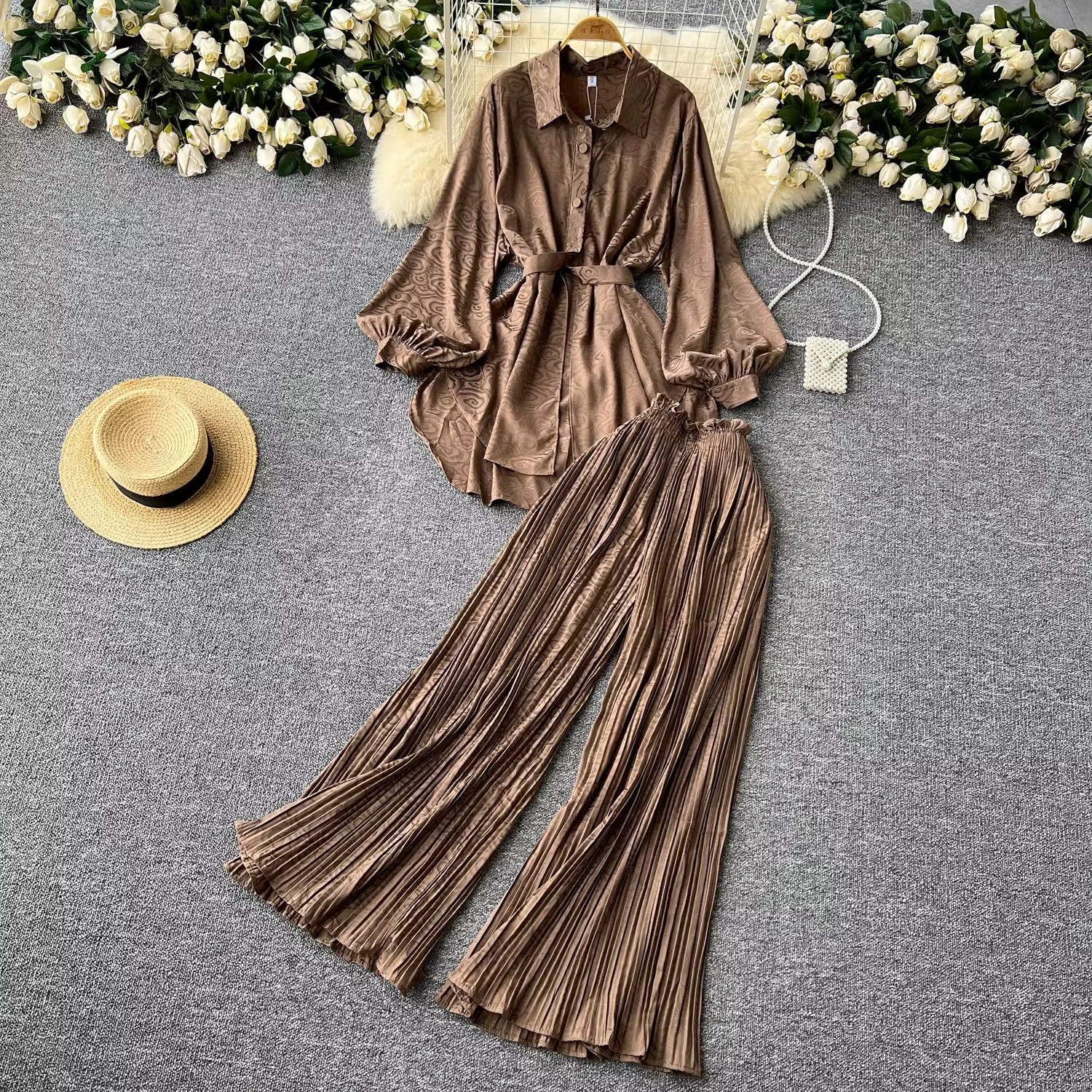 Ensemble "Élégance Graphique" – Chemise Longue et Pantalon Large Plissé