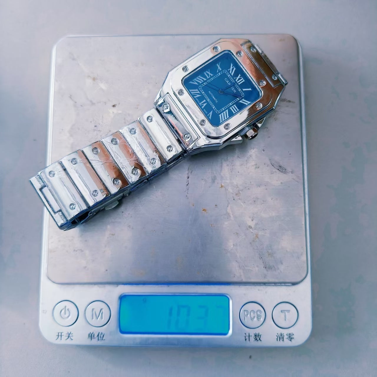 Montre inspirée de la légendaire Cartier Santos