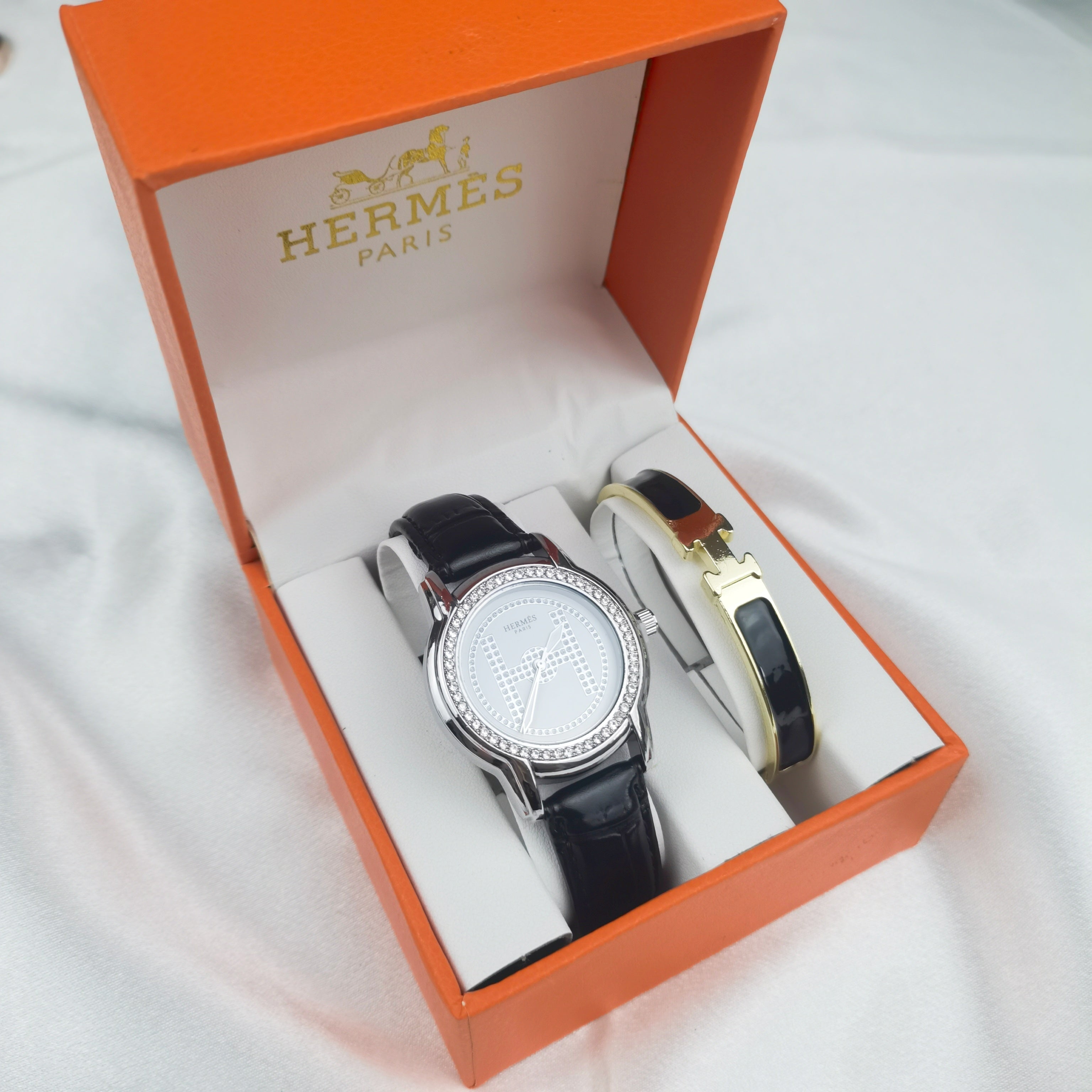 Montre inspirée de la coolection d'une montre herme iconique et d'un bracelet hermes