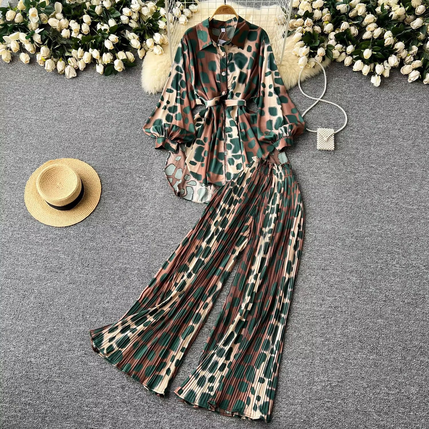 Ensemble "Élégance Graphique" – Chemise Longue et Pantalon Large Plissé