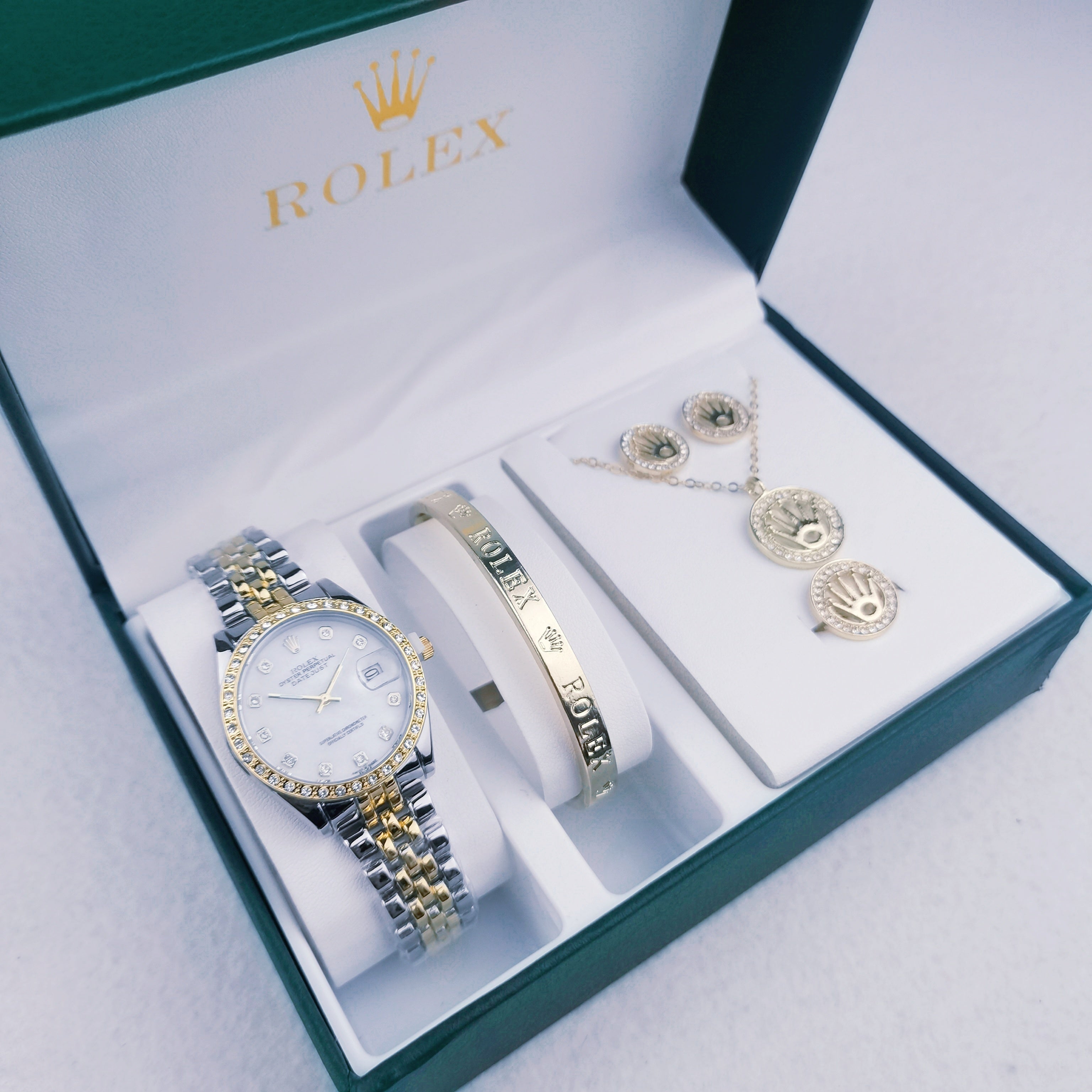 Montre inspirée de la Rolex Datejust accompagné des bracelets et bijoux Rolex