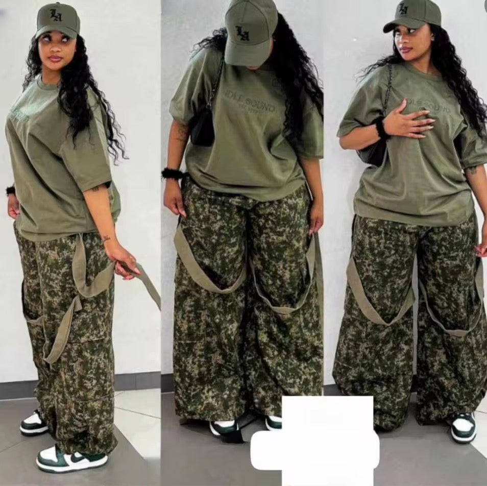 Ensemble "Military Street" – T-shirt Oversize et Pantalon Large Camouflage à Bretelles