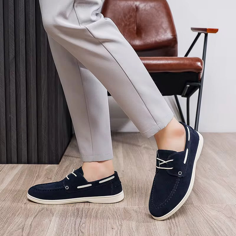 Chaussures décontractées de type "Boat Shoes" (chaussures bateau) ou mocassins à lacets.
