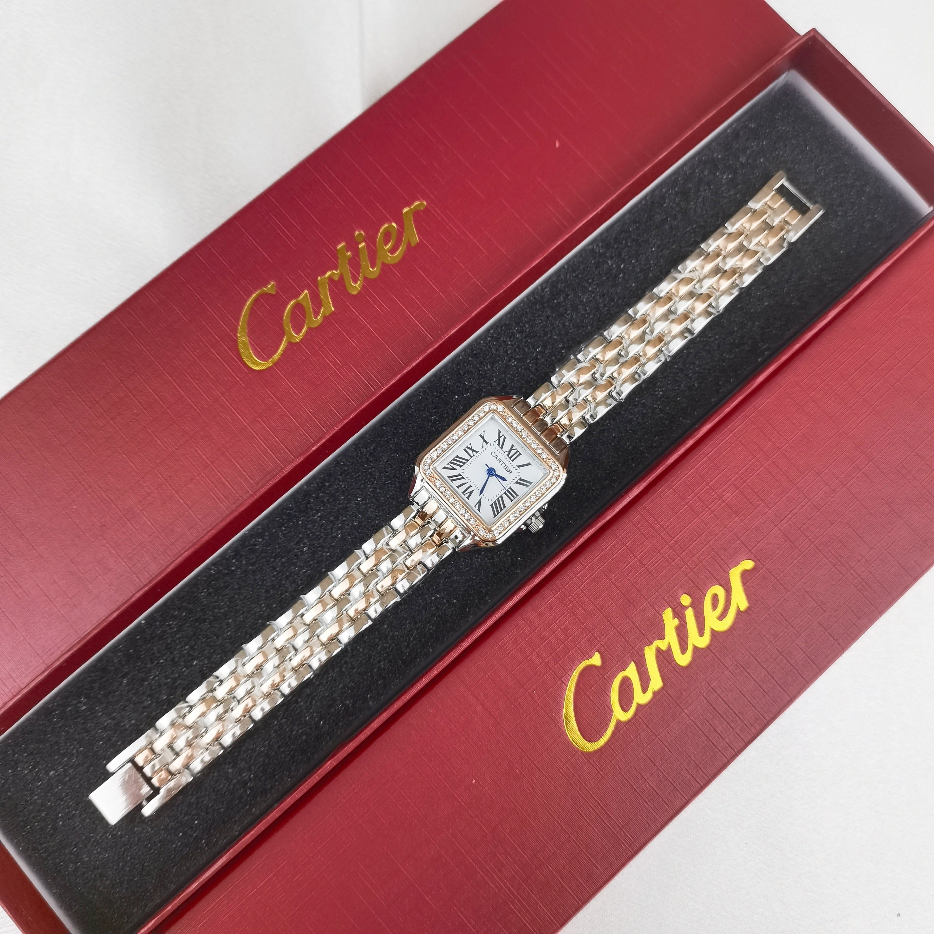 Montre inspirée de la légendaire Cartier Santos