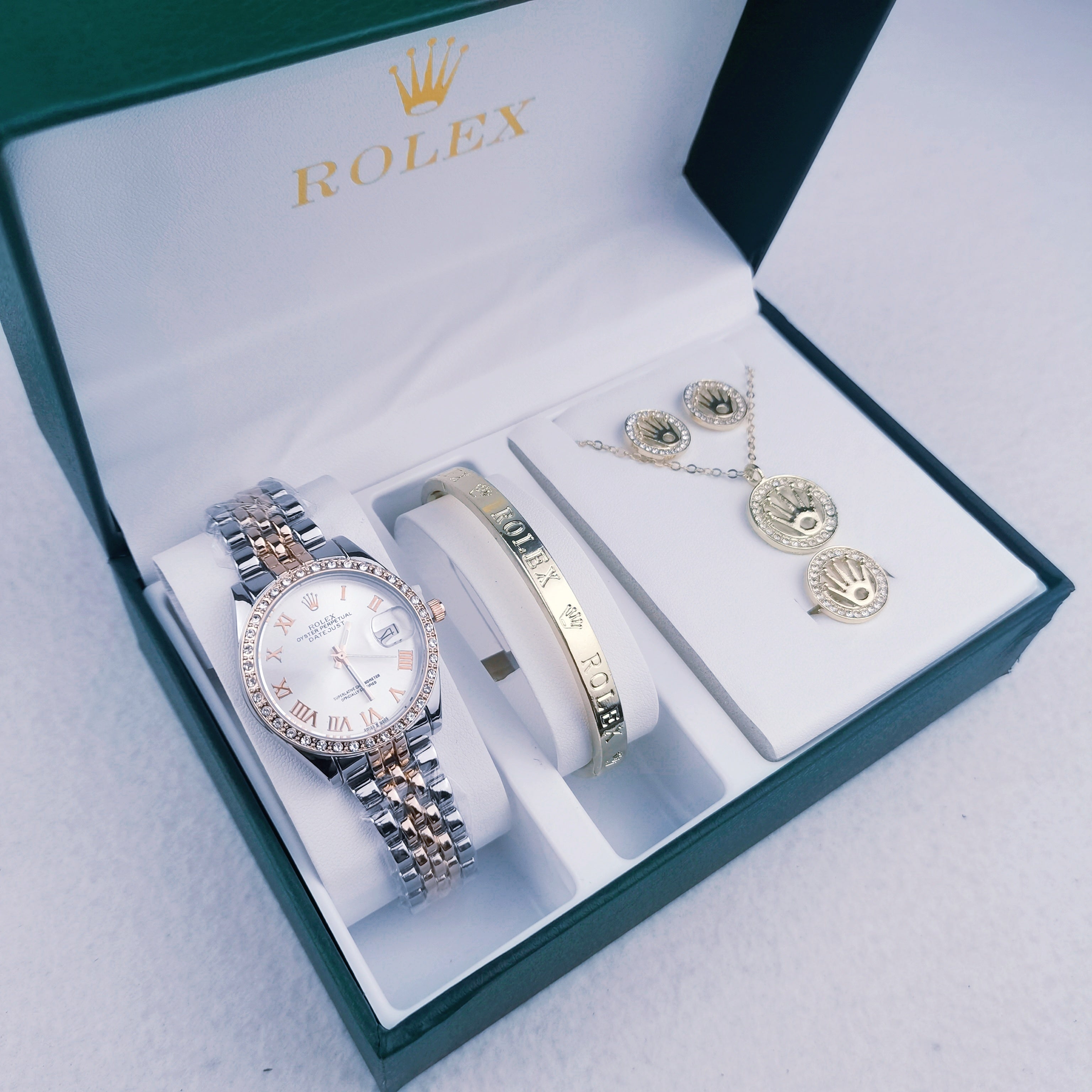 Montre inspirée de la Rolex Datejust accompagné des bracelets et bijoux Rolex