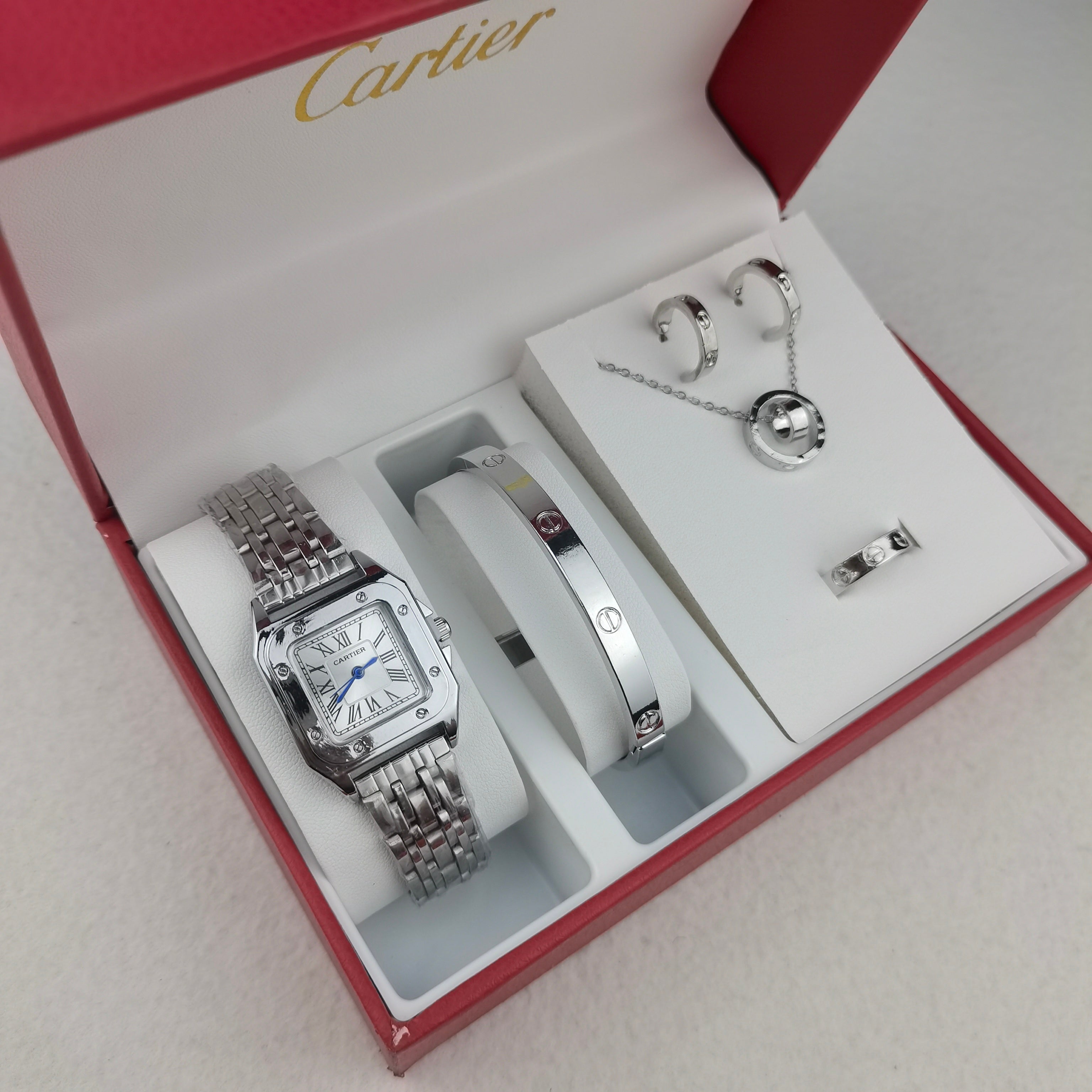 Montre inspirée de la Cartier Santos accompagné des bracelets et bijoux Cartier Santos