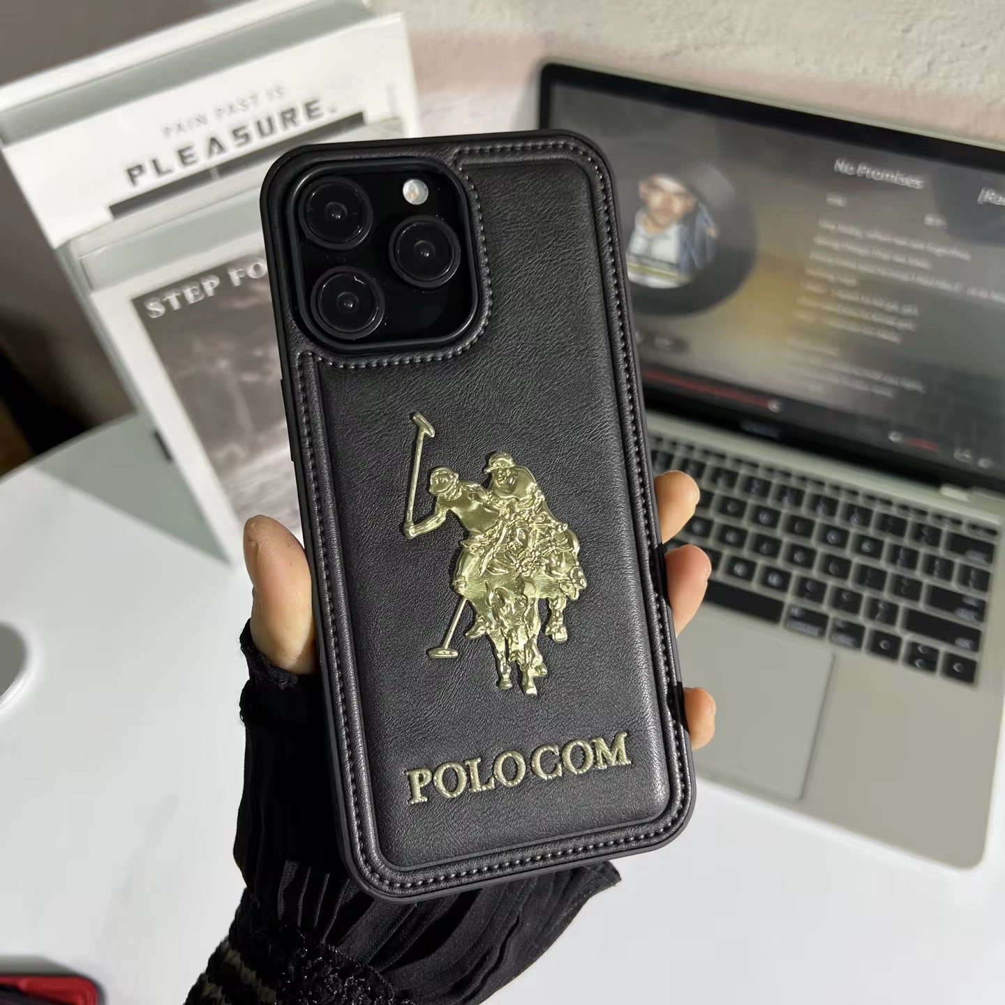 Coque iPhone Luxe "Polo Com" en Cuir Premium – Étui de Protection Chic et Antichoc pour iPhone 11 à 16 Pro Max