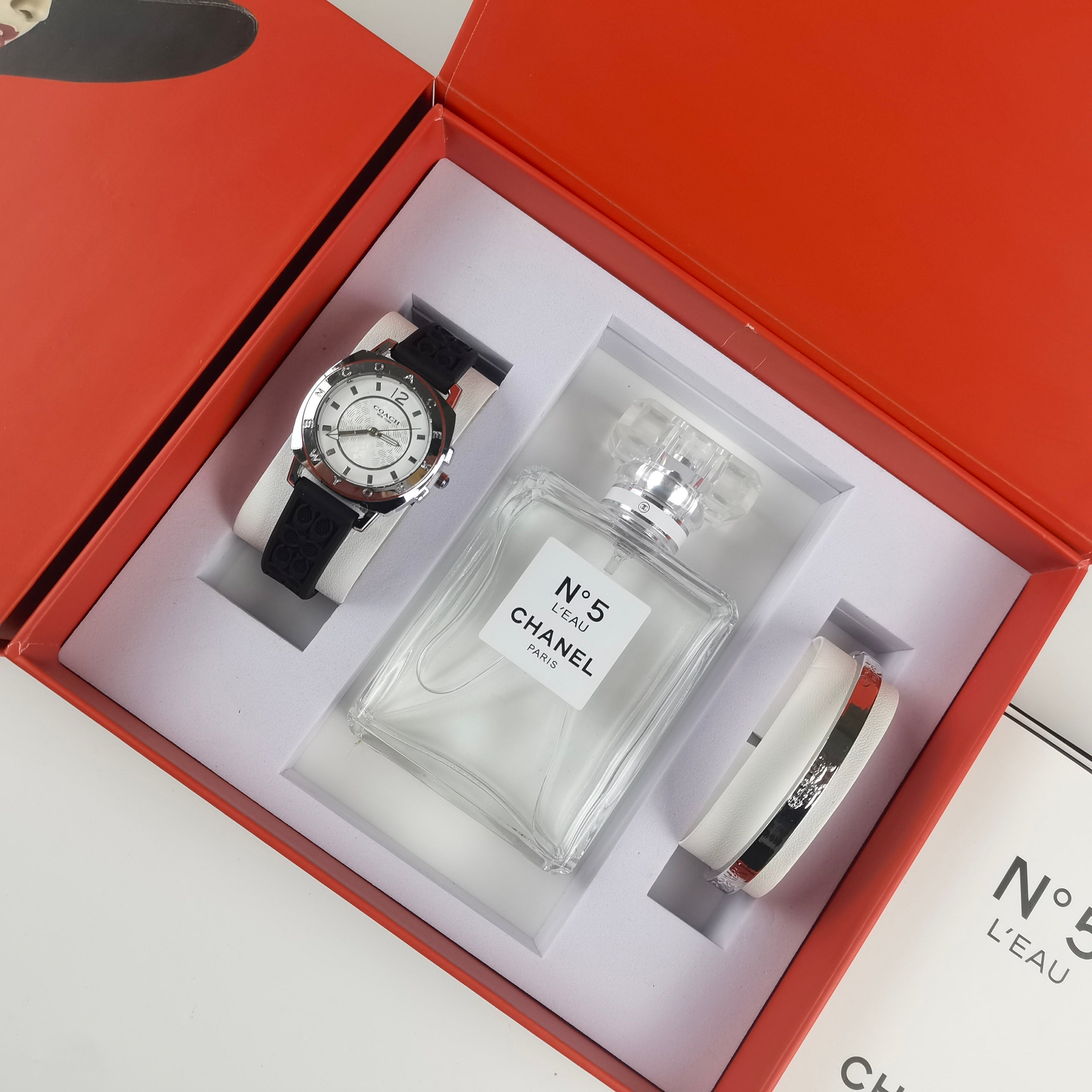 Montre inspirée de la collection des montres Coach, parfum chanel et bracelet