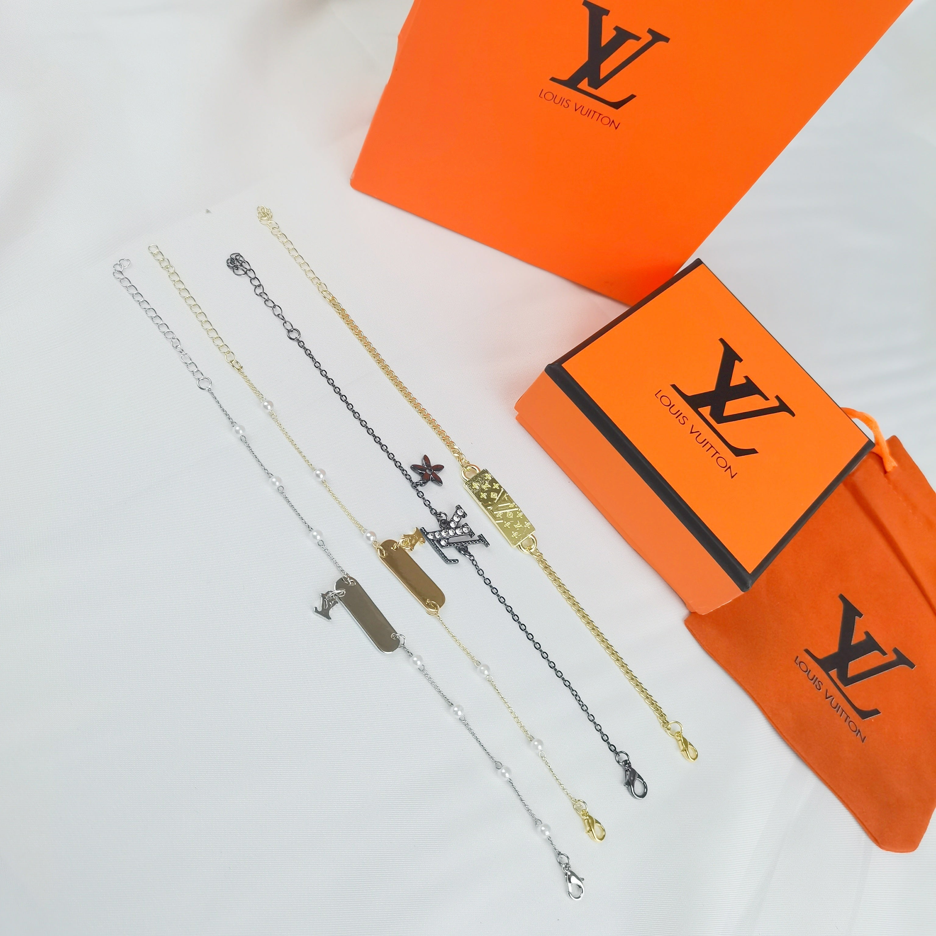 pendentifs inspirés de la collection Louis Vuitton