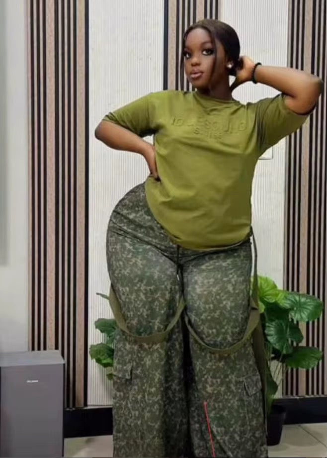 Ensemble "Military Street" – T-shirt Oversize et Pantalon Large Camouflage à Bretelles