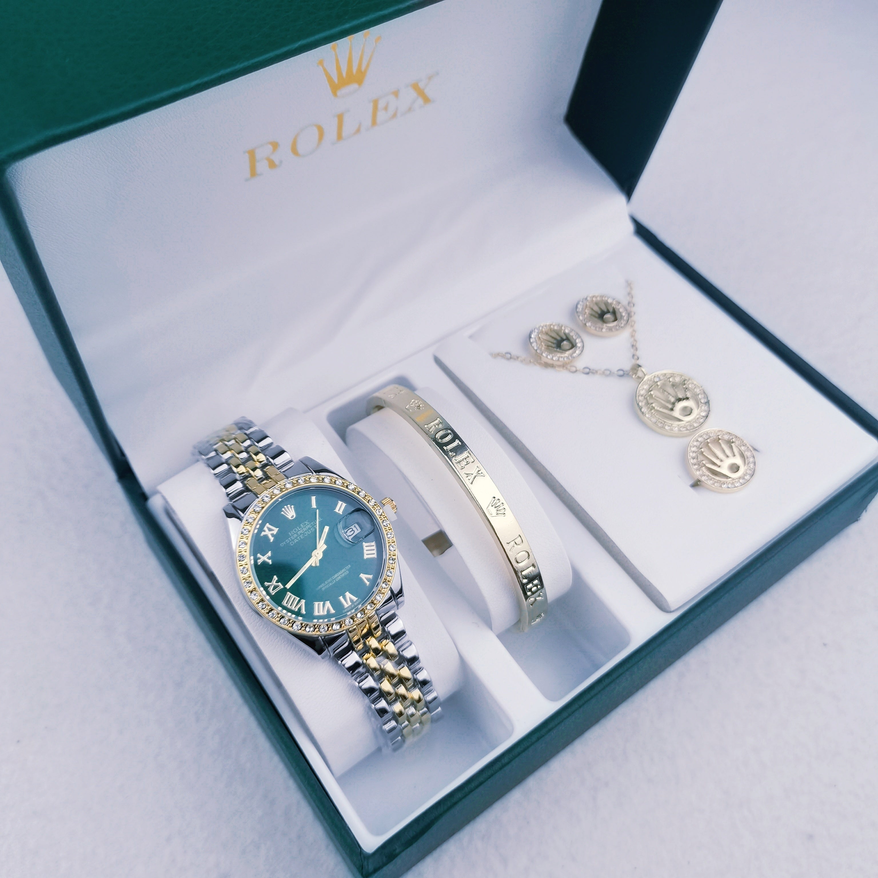 Montre inspirée de la Rolex Datejust accompagné des bracelets et bijoux Rolex